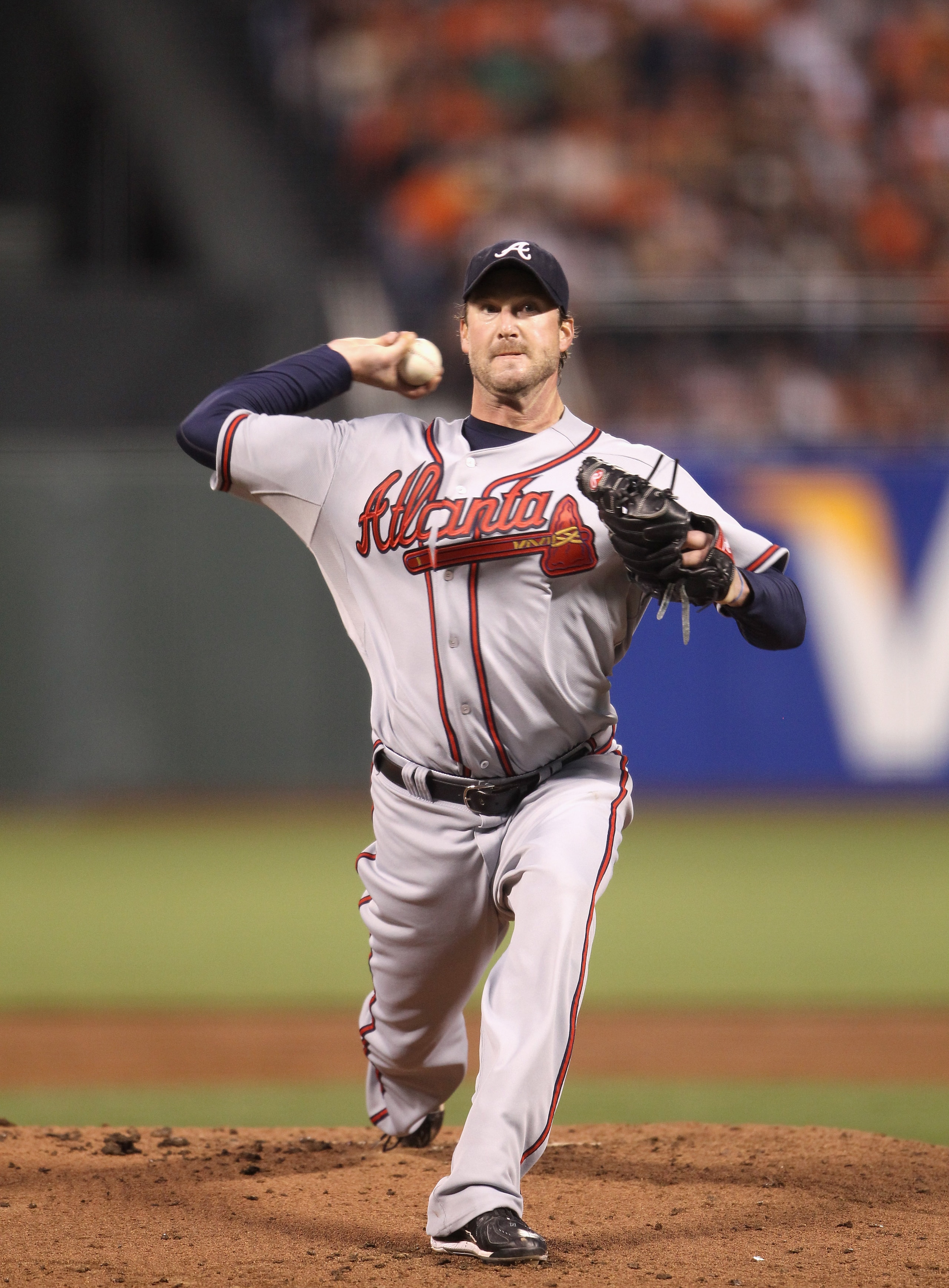 SAN FRANCISCO - OCTOBER 07:  Derek Lowe #32 of the Atlanta Braves pitches against the San Francisco Giants during game 1 of the NLDS at AT&T Park on October 7, 2010 in San Francisco, California.  (Photo by Ezra Shaw/Getty Images)