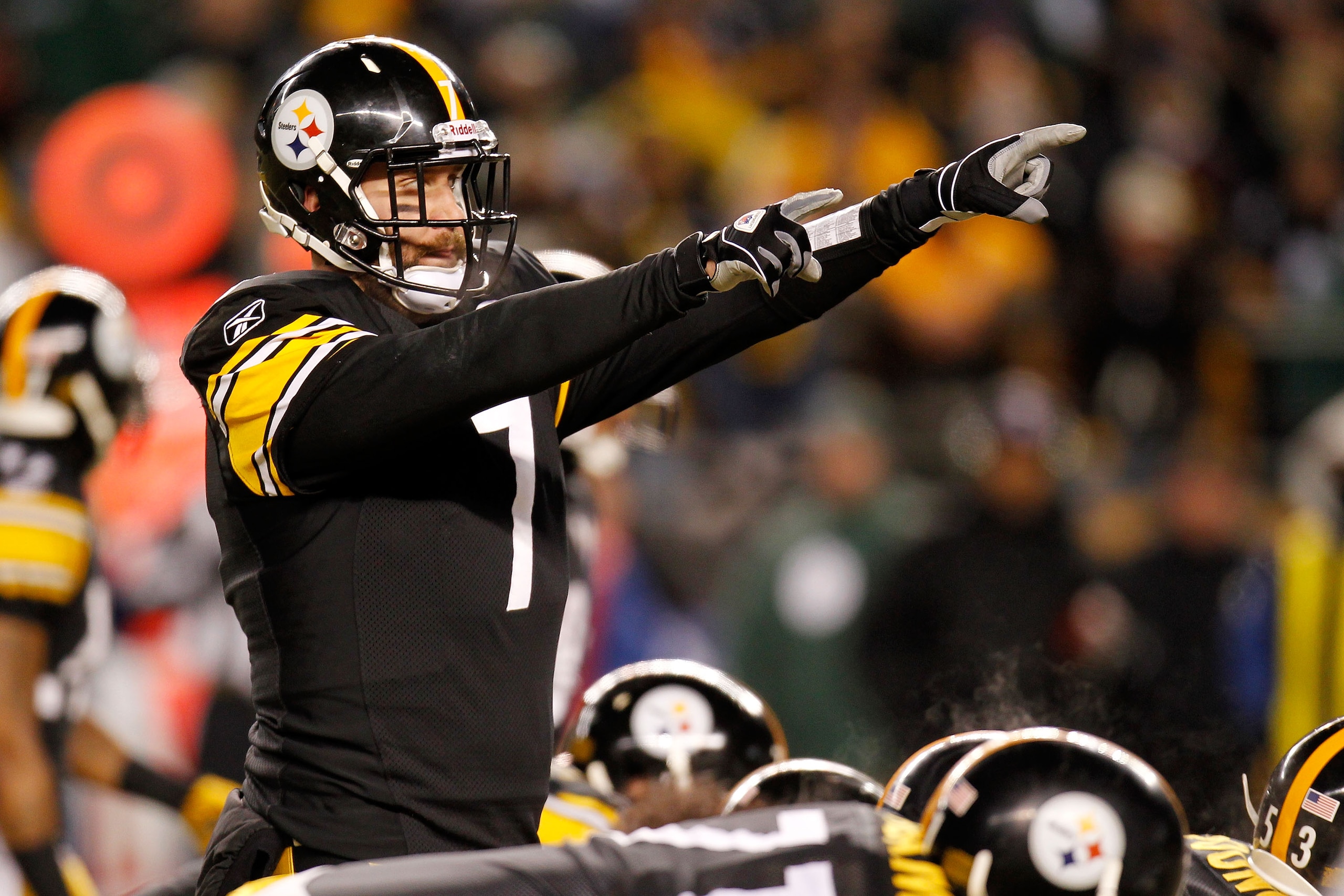 PITTSBURGH, PA - JANUARY 23:  Ben Roethlisberger #7 of the Pittsburgh Steelers calls a play against the New York Jets in the 2011 AFC Championship game at Heinz Field on January 23, 2011 in Pittsburgh, Pennsylvania. The Steelers defeated the Jets 24 to 19