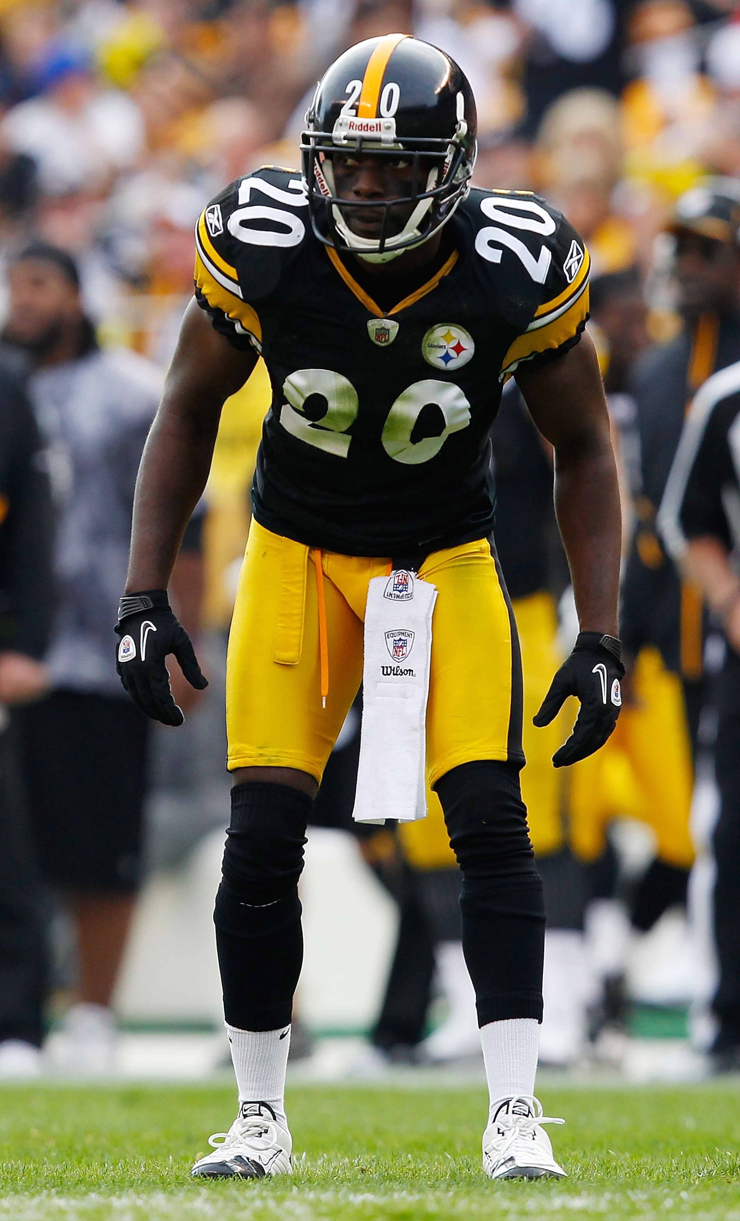 PITTSBURGH, PA - NOVEMBER 21:  Bryant McFadden #20 of the Pittsburgh Steelers lines up before the snap against the Oakland Raiders during the game on November 21, 2010 at Heinz Field in Pittsburgh, Pennsylvania.  (Photo by Jared Wickerham/Getty Images)