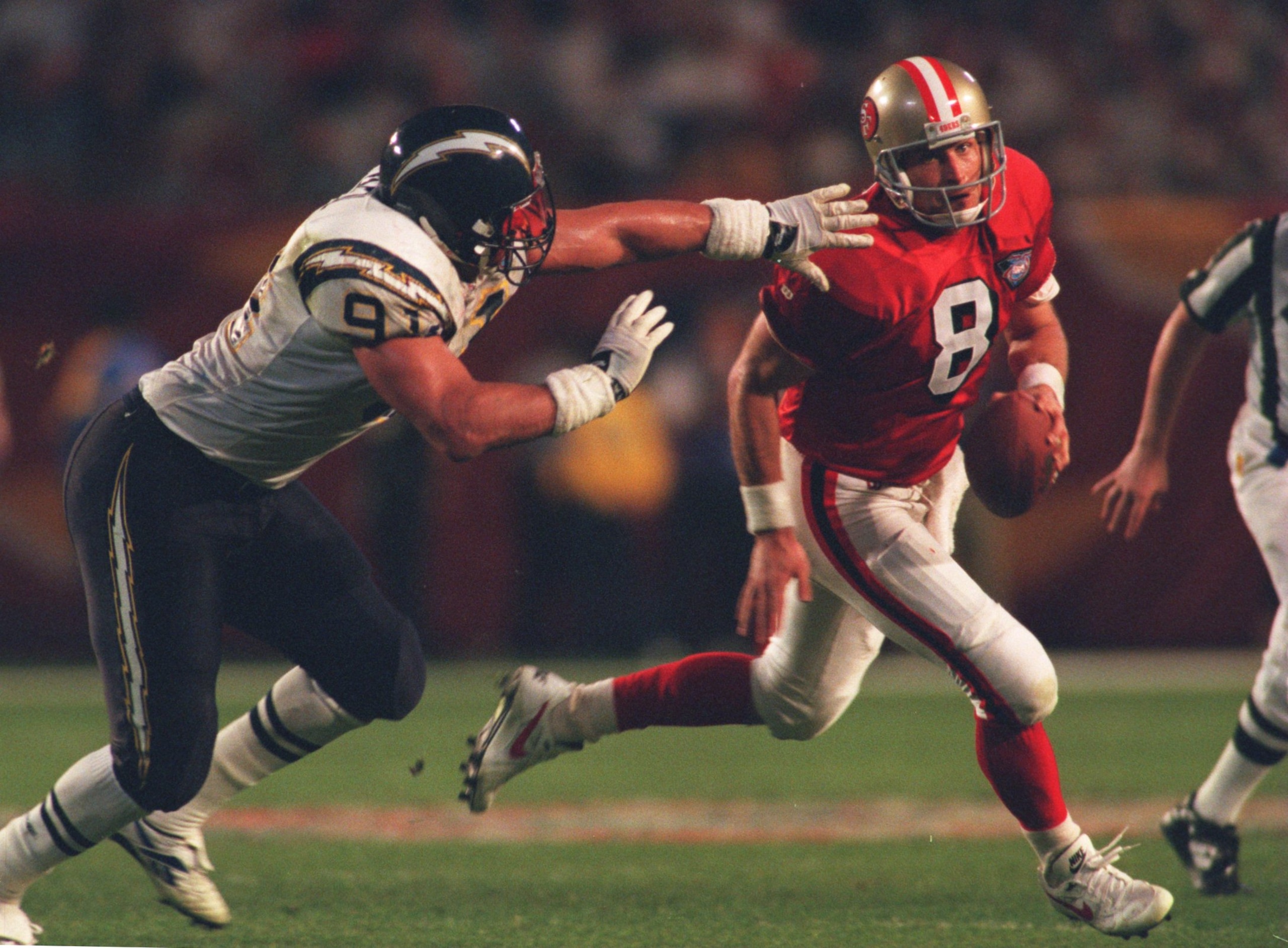 29 Jan 1995: SAN FRANCISCO QUARTERBACK STEVE YOUNG AVOIDS THE OUTSTRETCHED ARMS OF SAN DIEGO DEFENSIVE END LESLIE O'NEAL DURING THE FOURTH QUARTER OF THE SAN FRANCISCO 49ERS VERSUS SAN DIEGO CHARGERS IN SUPER BOWL XXIX AT JOE ROBBIE STADIUM IN MIAMI, FLOR 29 Jan 1995: SAN FRANCISCO QUARTERBACK STEVE YOUNG AVOIDS THE OUTSTRETCHED ARMS OF SAN DIEGO DEFENSIVE END LESLIE O'NEAL DURING THE FOURTH QUARTER OF THE SAN FRANCISCO 49ERS VERSUS SAN DIEGO CHARGERS IN SUPER BOWL XXIX AT JOE ROBBIE STADIUM IN MIAMI, FLOR
