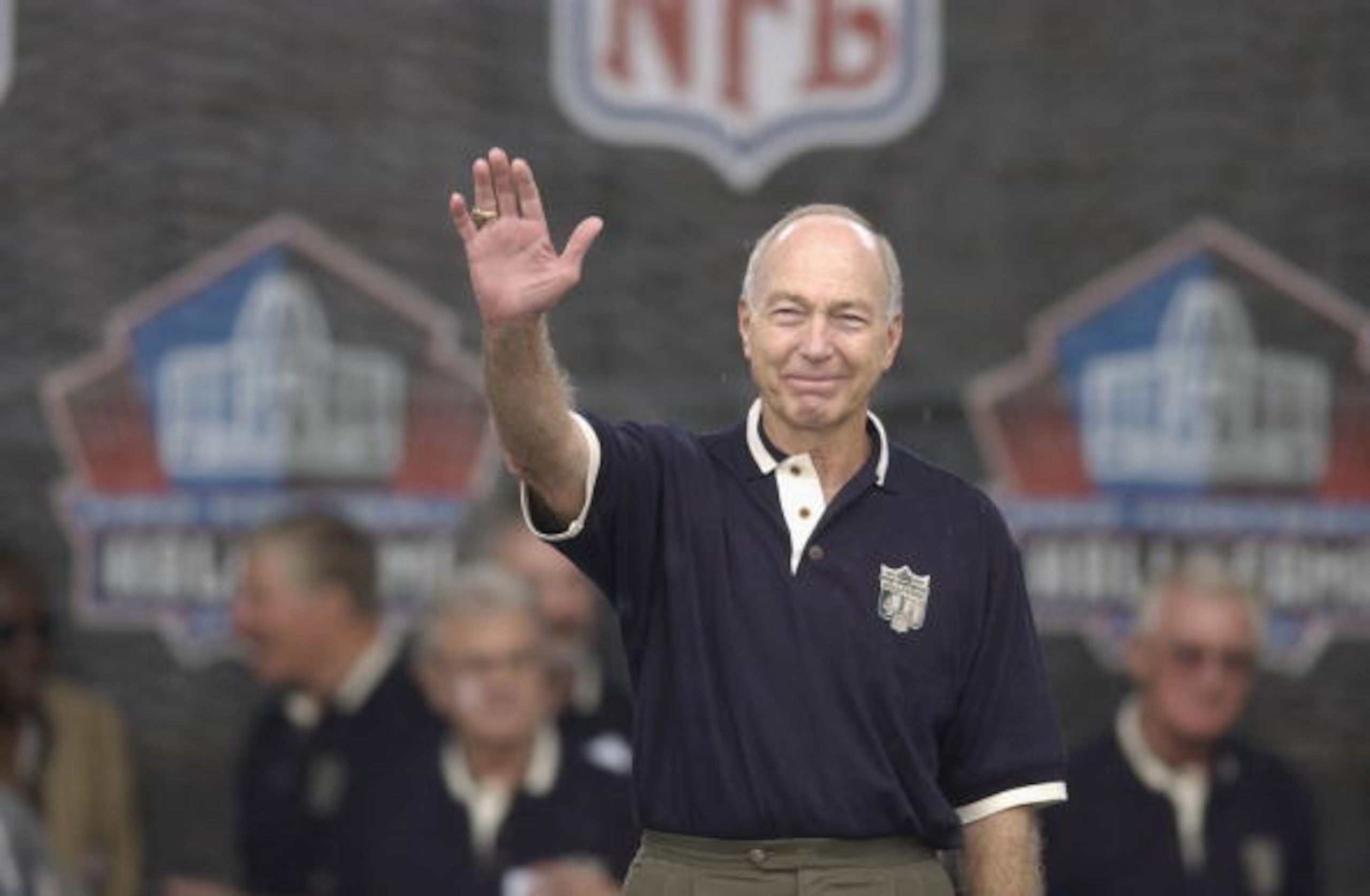 CANTON, OH - AUGUST 3: Pro Football Hall of Famer (Class of 1977) Bart Starr waves to the crowd as he is introduced during the 2003 NFL Hall of Fame Induction ceremony on August 3, 2003 in Canton, Ohio. (Photo by David Maxwell/Getty Images) CANTON, OH - AUGUST 3: Pro Football Hall of Famer (Class of 1977) Bart Starr waves to the crowd as he is introduced during the 2003 NFL Hall of Fame Induction ceremony on August 3, 2003 in Canton, Ohio. (Photo by David Maxwell/Getty Images)