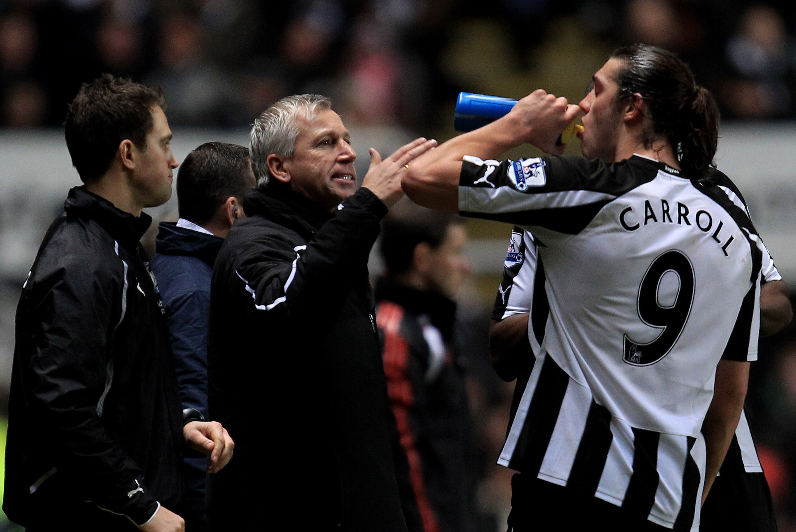 NEWCASTLE UPON TYNE, ENGLAND - DECEMBER 11:  Newcastle United Manager Alan Pardew issues instructions to Andy Carroll of Newcastle United during the Barclays Premier League match between Newcastle United and Liverpool at St James' Park on December 11, 201
