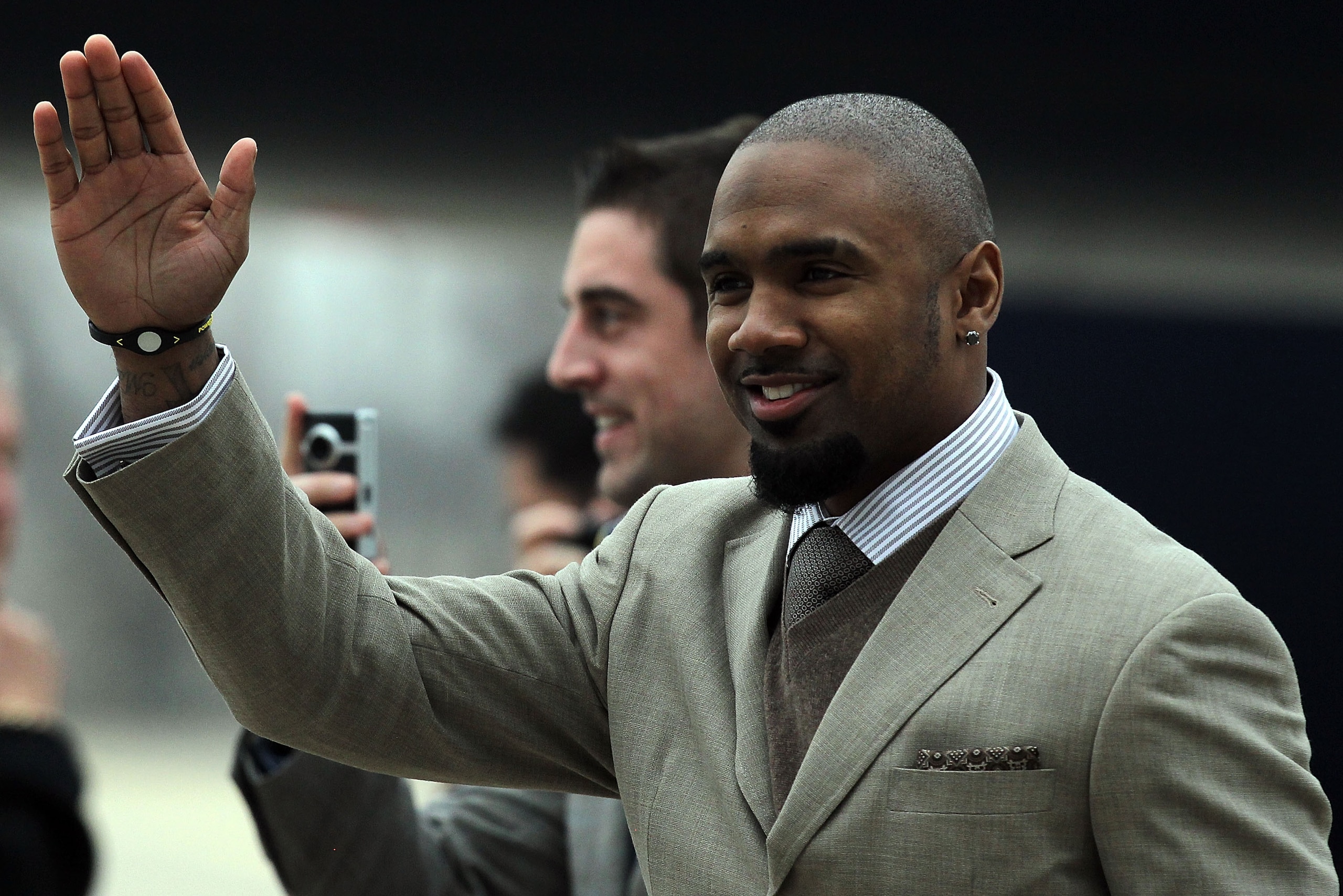 DALLAS, TX - JANUARY 31:  Charles Woodson #21 of the Green Bay Packers arrives at Dallas Fort Worth International Airport on January 31, 2011 in Dallas, Texas.  The Green Bay Packers will play the Pittsburgh Steelers in Super Bowl XLV on February 6, 2011