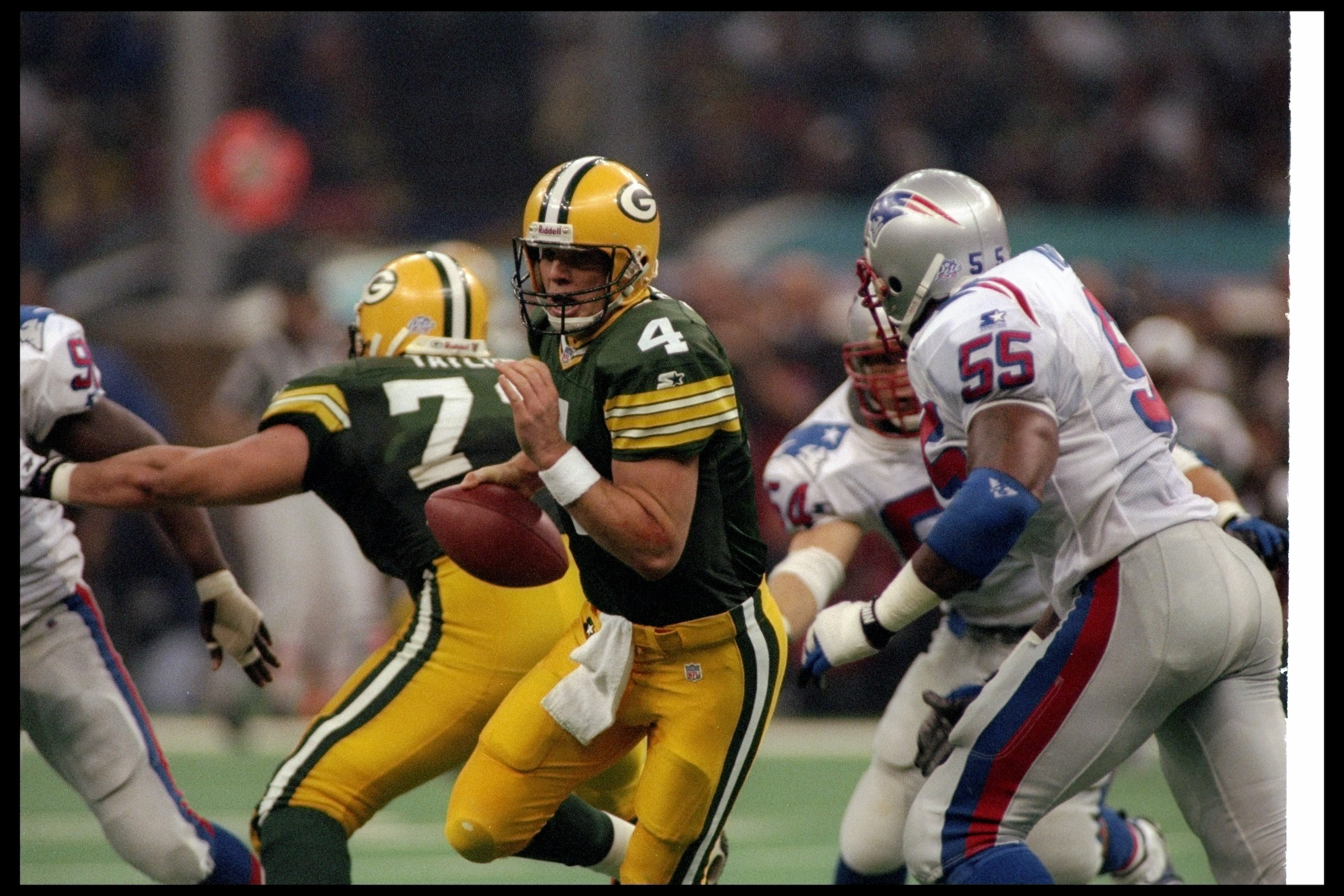 26 Jan 1997: Quarterback Brett Favre of the Green Bay Packers attempts to avoid New England Patriots defensive lineman Willie McGinest during Super Bowl XXXI at the Superdome in New Orleans, Louisiana. The Packers won the game, 35-21. Mandatory Credit: 26 Jan 1997: Quarterback Brett Favre of the Green Bay Packers attempts to avoid New England Patriots defensive lineman Willie McGinest during Super Bowl XXXI at the Superdome in New Orleans, Louisiana. The Packers won the game, 35-21. Mandatory Credit: