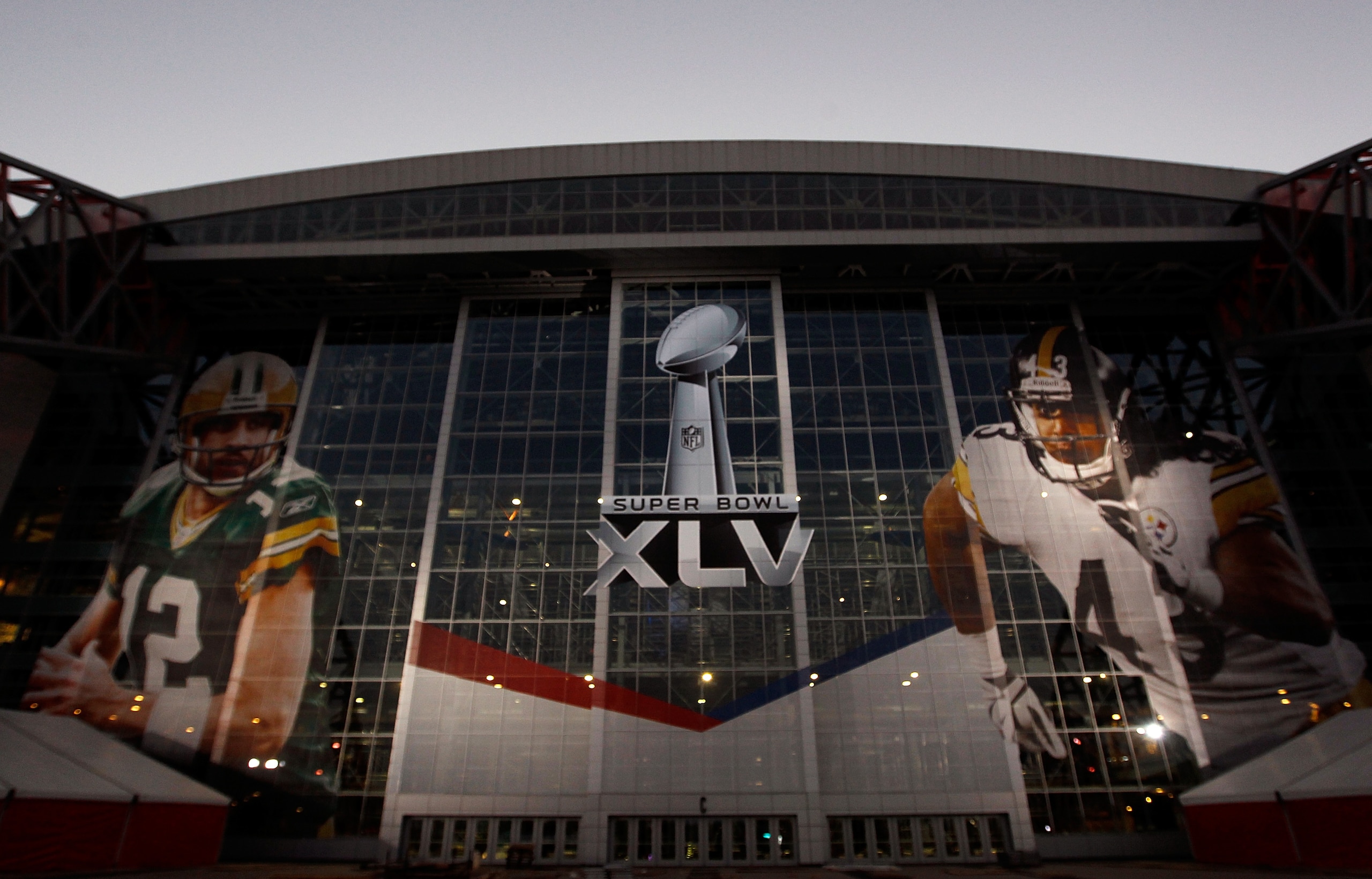 ARLINGTON, TX - JANUARY 30: The logo for Super Bowl XLV outside of Cowboys Stadium on January 30, 2011 in Arlington, Texas. Cowboys Stadium will host Super Bowl XLV on February 6, 2011 between the Pittsburgh Steelers and the Green Bay Packers in Arlingto ARLINGTON, TX - JANUARY 30: The logo for Super Bowl XLV outside of Cowboys Stadium on January 30, 2011 in Arlington, Texas. Cowboys Stadium will host Super Bowl XLV on February 6, 2011 between the Pittsburgh Steelers and the Green Bay Packers in Arlingto