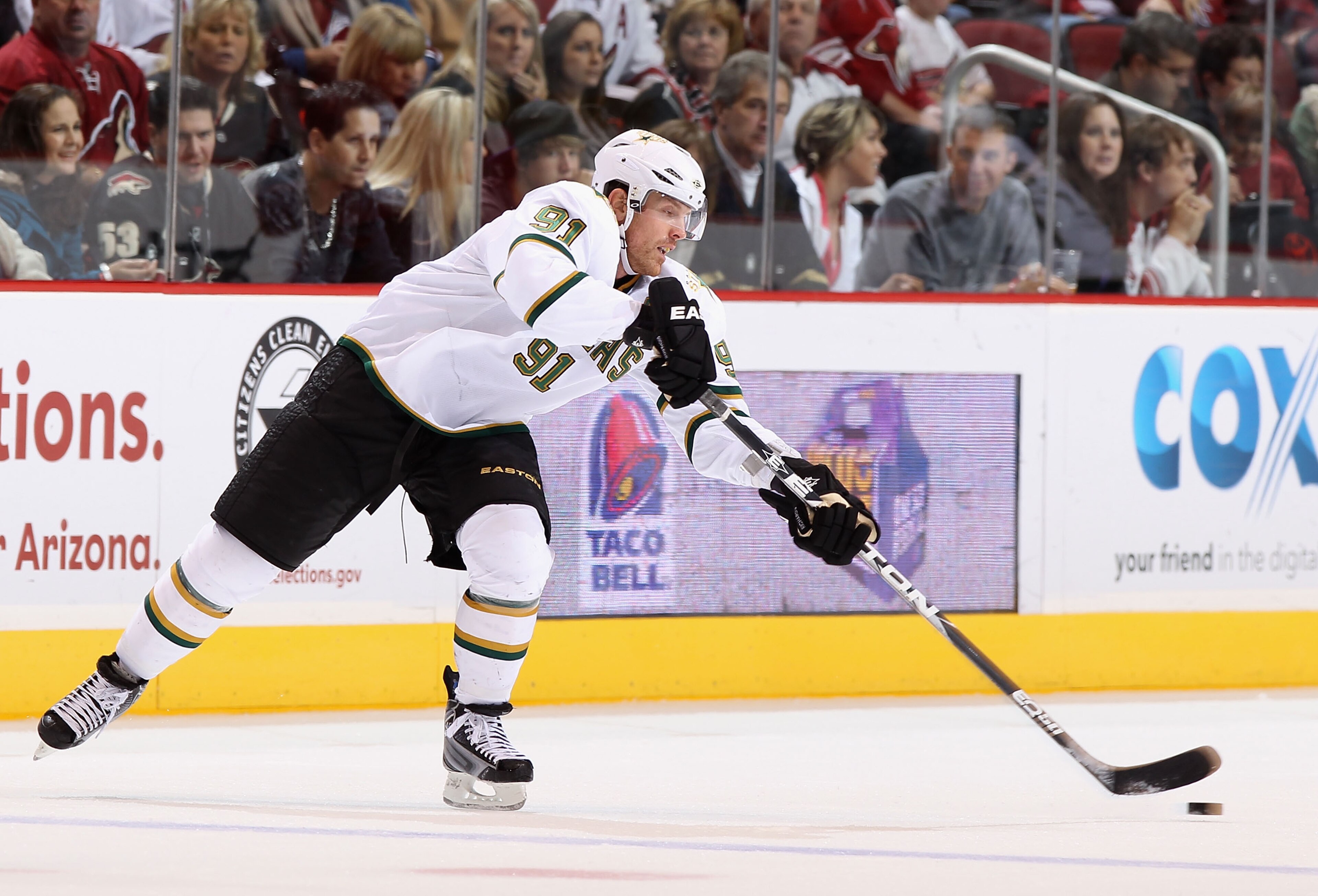 GLENDALE, AZ - DECEMBER 11: Brad Richards #91 of the Dallas Stars passes the puck during the NHL game against the Phoenix Coyotes at Jobing.com Arena on December 11, 2010 in Glendale, Arizona. (Photo by Christian Petersen/Getty Images) GLENDALE, AZ - DECEMBER 11: Brad Richards #91 of the Dallas Stars passes the puck during the NHL game against the Phoenix Coyotes at Jobing.com Arena on December 11, 2010 in Glendale, Arizona. (Photo by Christian Petersen/Getty Images)