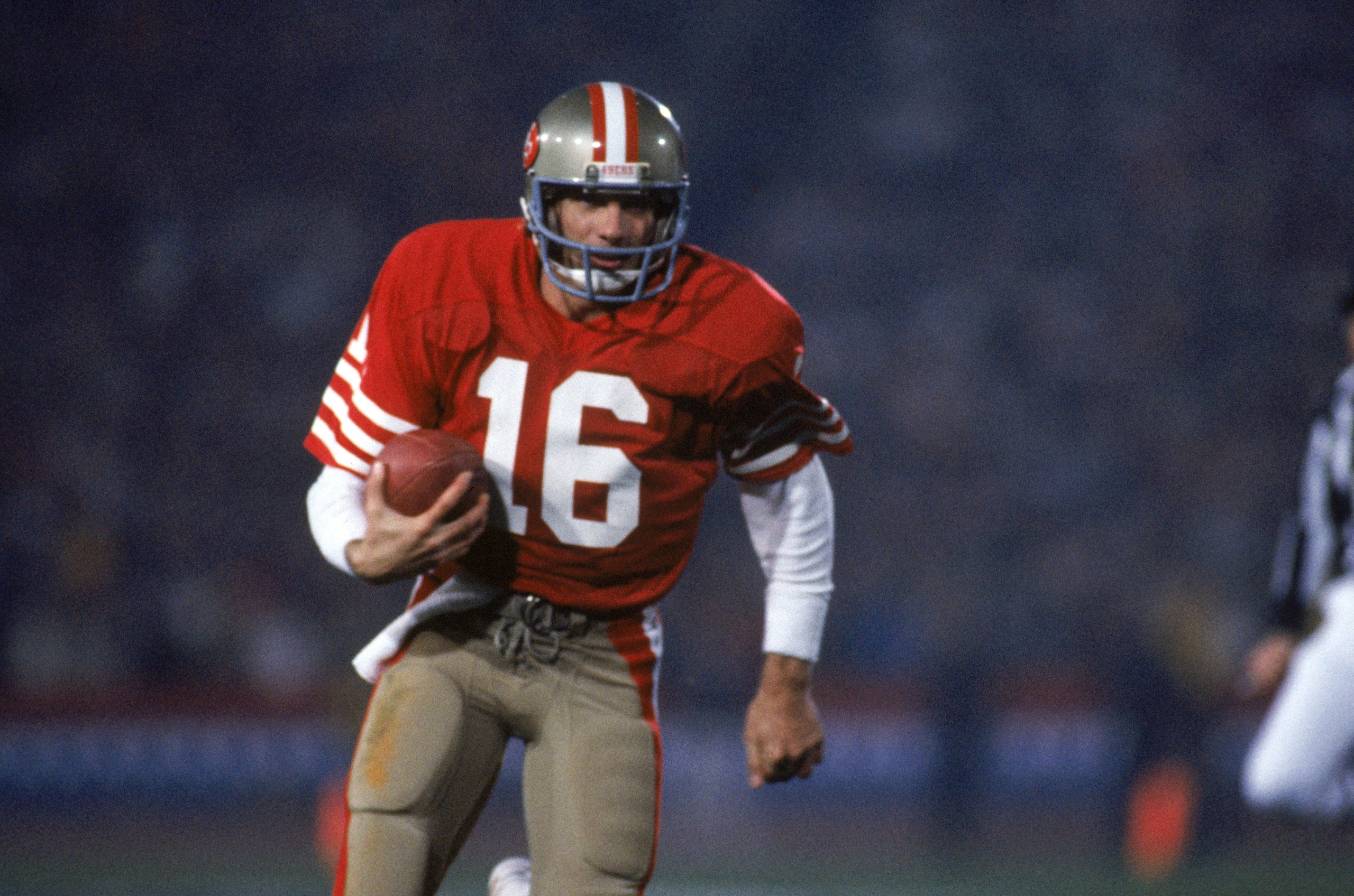 STANFORD, CA - JANUARY 20: Quarterback Joe Montana #16 of the San Francisco 49ers runs with the ball against Miami Dolphins in Super Bowl XIX at Stanford Stadium on January 20, 1985 in Stanford, California. The 49ers won 38-16. (Photo by George Rose/Gett STANFORD, CA - JANUARY 20: Quarterback Joe Montana #16 of the San Francisco 49ers runs with the ball against Miami Dolphins in Super Bowl XIX at Stanford Stadium on January 20, 1985 in Stanford, California. The 49ers won 38-16. (Photo by George Rose/Gett