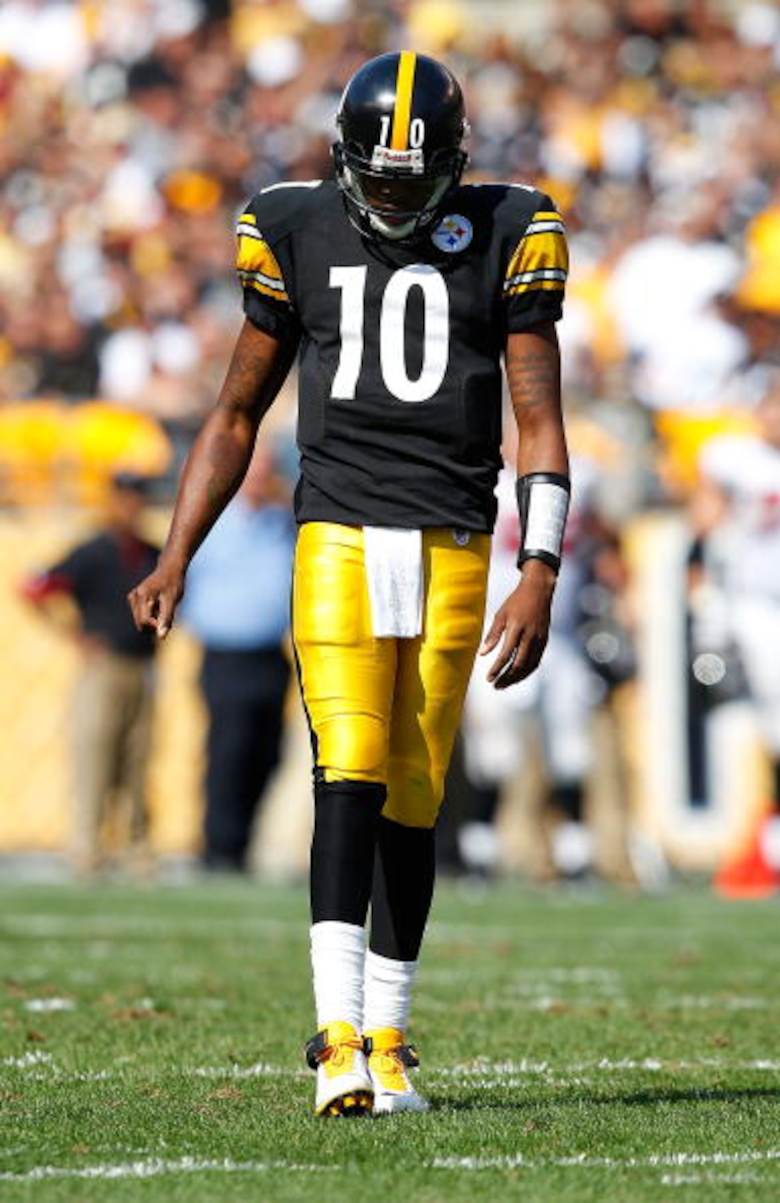 PITTSBURGH - SEPTEMBER 12:  Dennis Dixon #10 of the Pittsburgh Steelers walks to the huddle during the NFL season opener game against the Atlanta Falcons on September 12, 2010 at Heinz Field in Pittsburgh, Pennsylvania.  (Photo by Jared Wickerham/Getty Im