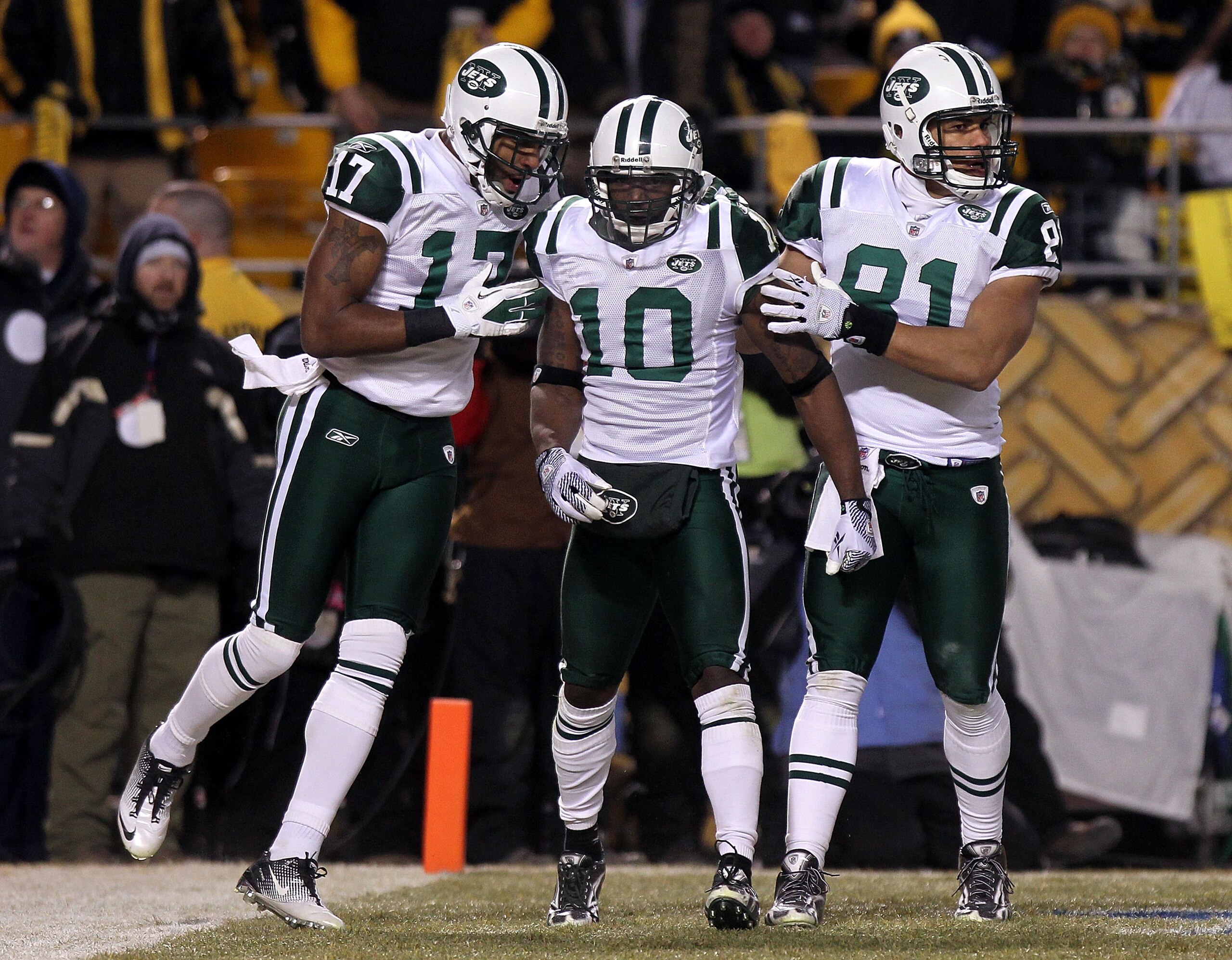 PITTSBURGH, PA - JANUARY 23:  Santonio Holmes #10 of the New York Jets celebrates with teammates Braylon Edwards #17 and Dustin Keller #81 after he scored a third quarter touchdown against the Pittsburgh Steelers during the 2011 AFC Championship game at H