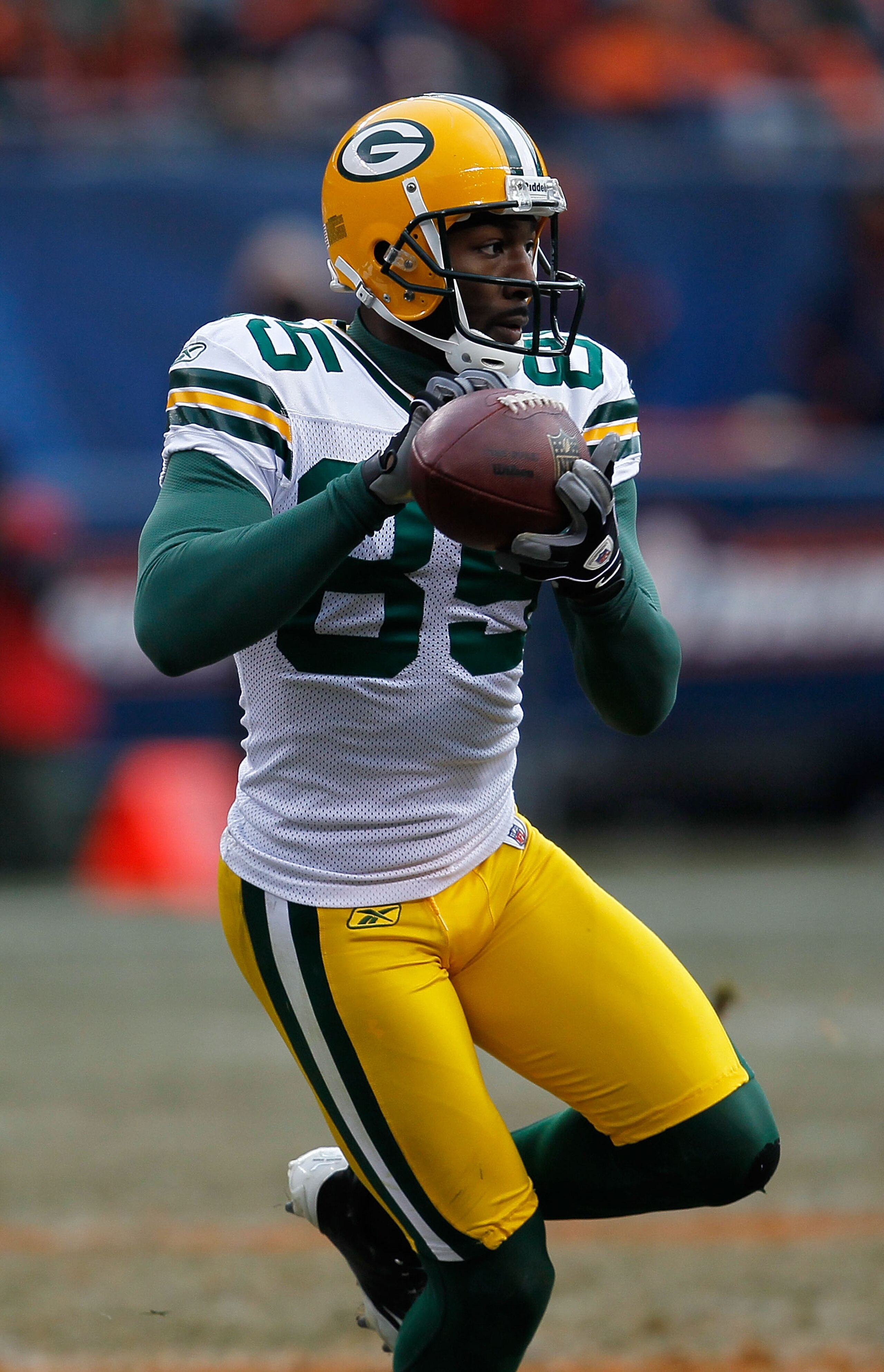 CHICAGO - DECEMBER 13: Greg Jennings #85 of the Green Bay Packers makes a catch against the Chicago Bears at Soldier Field on December 13, 2009 in Chicago, Illinois. The Packers defeated the Bears 21-14. (Photo by Jonathan Daniel/Getty Images)