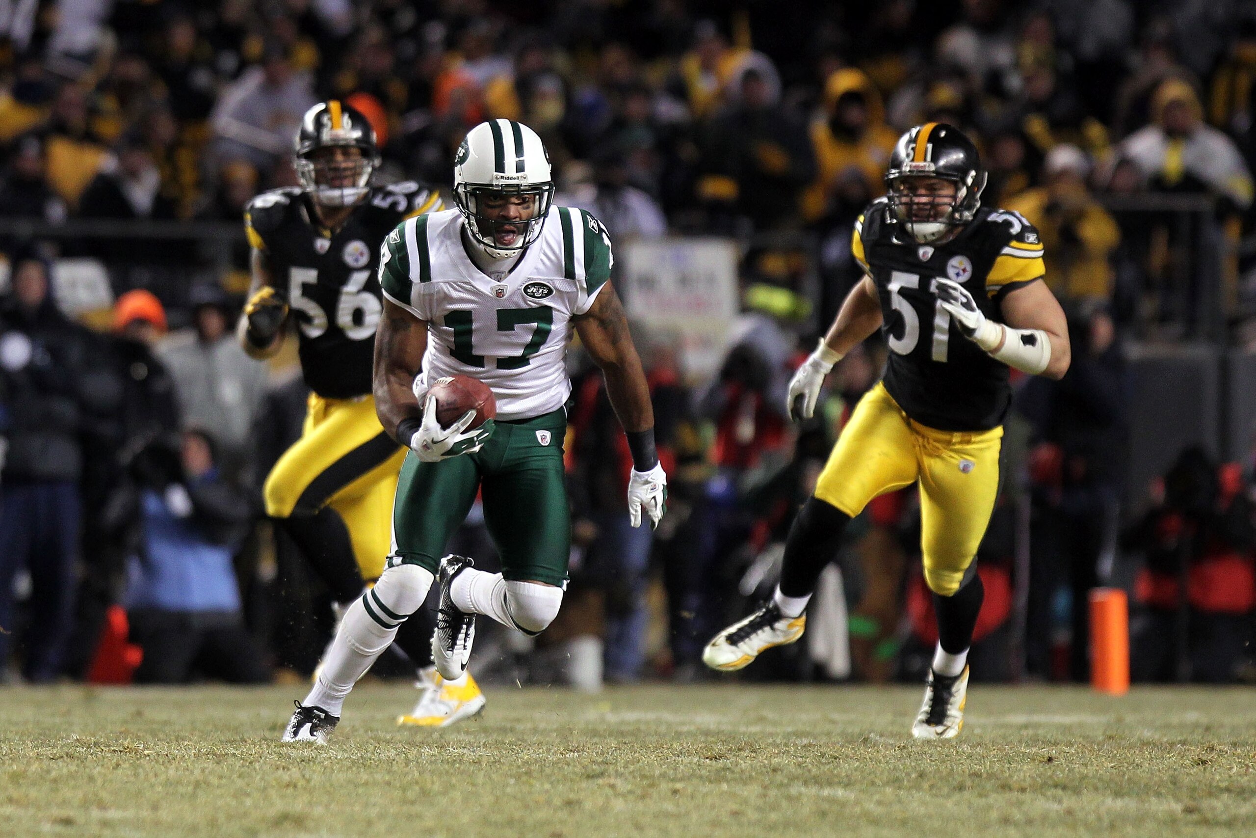 PITTSBURGH, PA - JANUARY 23:  Braylon Edwards #17 of the New York Jets runs for yards after the catch against the Pittsburgh Steelers during the 2011 AFC Championship game at Heinz Field on January 23, 2011 in Pittsburgh, Pennsylvania. The Steelers won 24