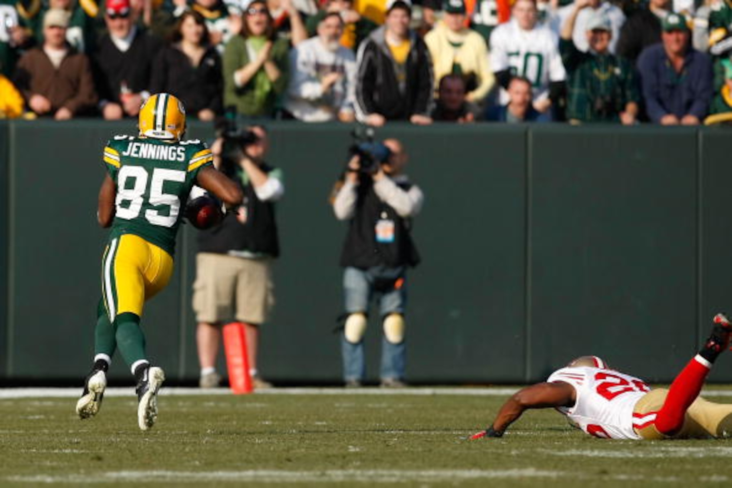 GREEN BAY, WI - NOVEMBER 22: Wide receiver Greg Jennings #85 of the Green Bay Packers runs for a touchdown after a pass reception against the San Francisco 49ers at Lambeau Field on November 22, 2009 in Green Bay, Wisconsin. The Packers defeated the 49ers