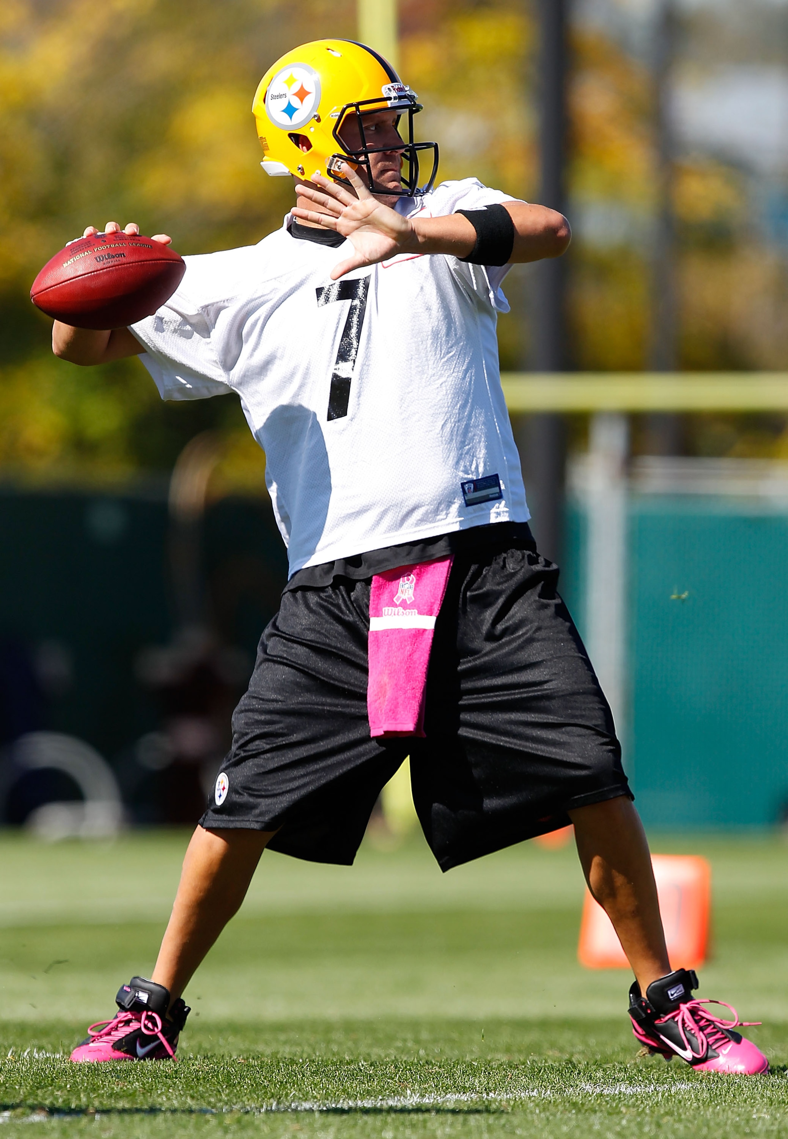 PITTSBURGH - OCTOBER 13:  Ben Roethlisberger #7 of the Pittsburgh Steelers practices at the Pittsburgh Steelers South Side training facility on October 13, 2010 in Pittsburgh, Pennsylvania.  (Photo by Jared Wickerham/Getty Images)