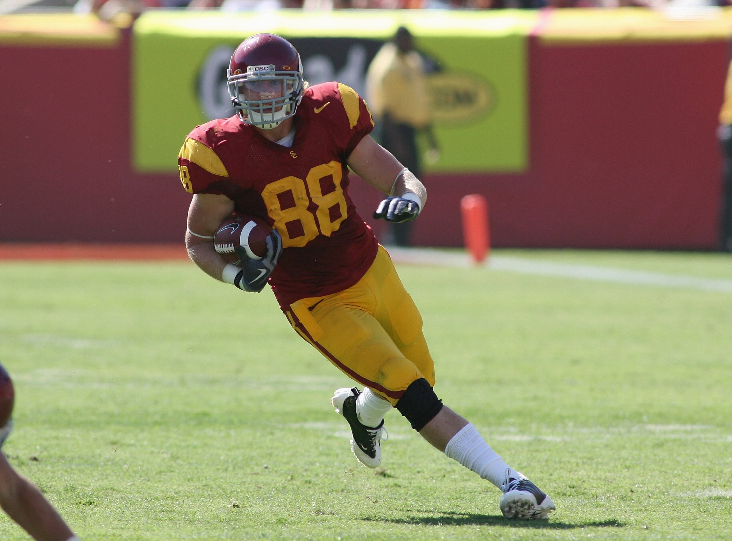 LOS ANGELES, CA - SEPTEMBER 5:  Blake Ayles #88 of the USC Trojans runs after a catch against the San Jose State Spartans on September 5, 2009 at the Los Angeles Memorial Coliseum in Los Angeles, California.  USC won 56-3.  (Photo by Jeff Golden/Getty Ima