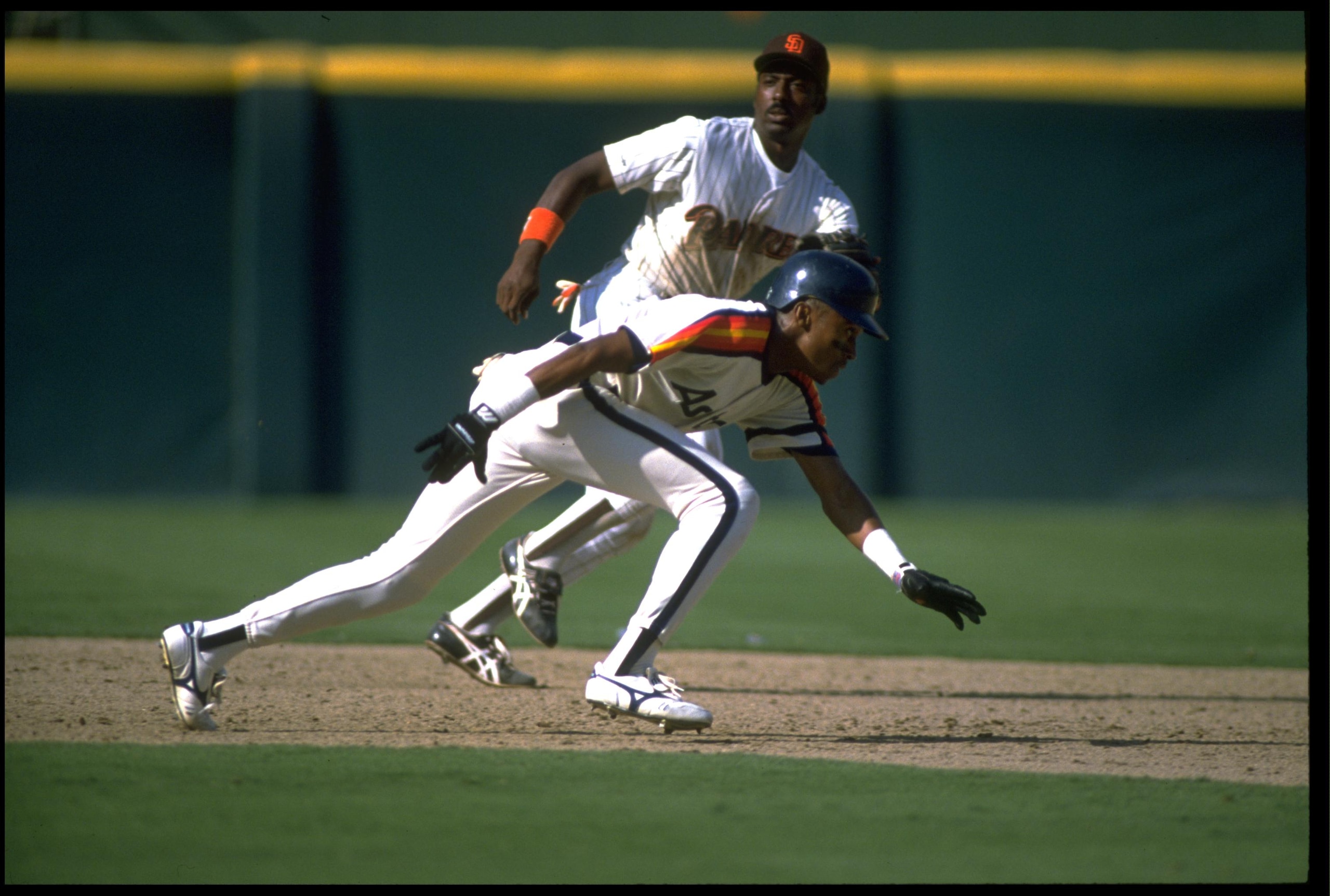 1989:  SAN DIEGO PADRES INFIELDER GARY TEMPLETON (TOP) ATTEMPTS TO PICK OFF HOUSTON ASTROS RUNNER ERIC YELDING AT JACK MURPHY STADIUM IN SAN DIEGO, CALIFORNIA.  MANDATORY CREDIT:  STEPHEN DUNN/ALLSPORT