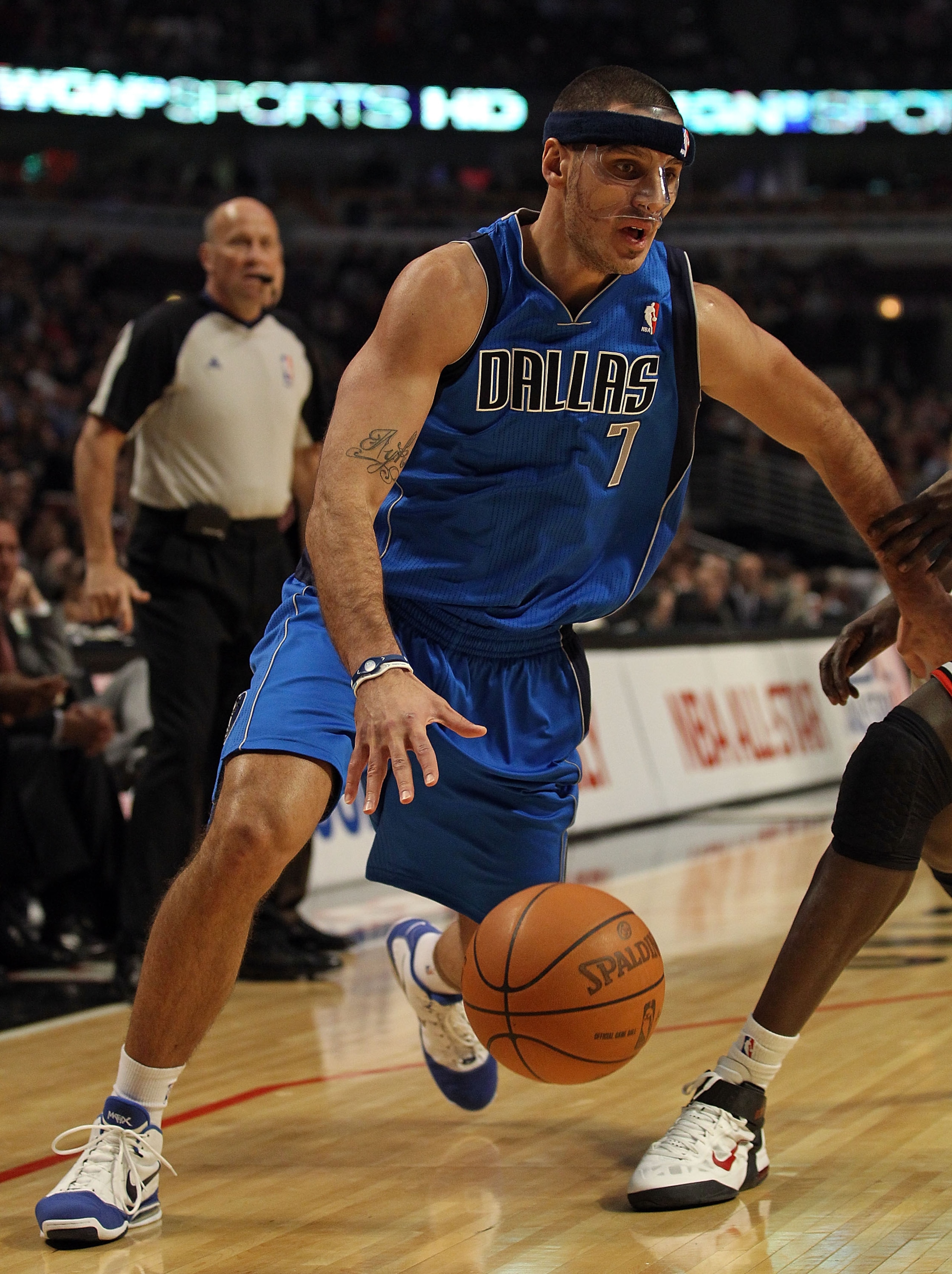 CHICAGO, IL - JANUARY 20: Aleksandar Pavlovic #7 of the Dallas Mavericks moves against the Chicago Bulls at the United Center on January 20, 2011 in Chicago, Illinois. The Bulls defeated the Mavericks 82-77. NOTE TO USER: User expressly acknowledges and a CHICAGO, IL - JANUARY 20: Aleksandar Pavlovic #7 of the Dallas Mavericks moves against the Chicago Bulls at the United Center on January 20, 2011 in Chicago, Illinois. The Bulls defeated the Mavericks 82-77. NOTE TO USER: User expressly acknowledges and a