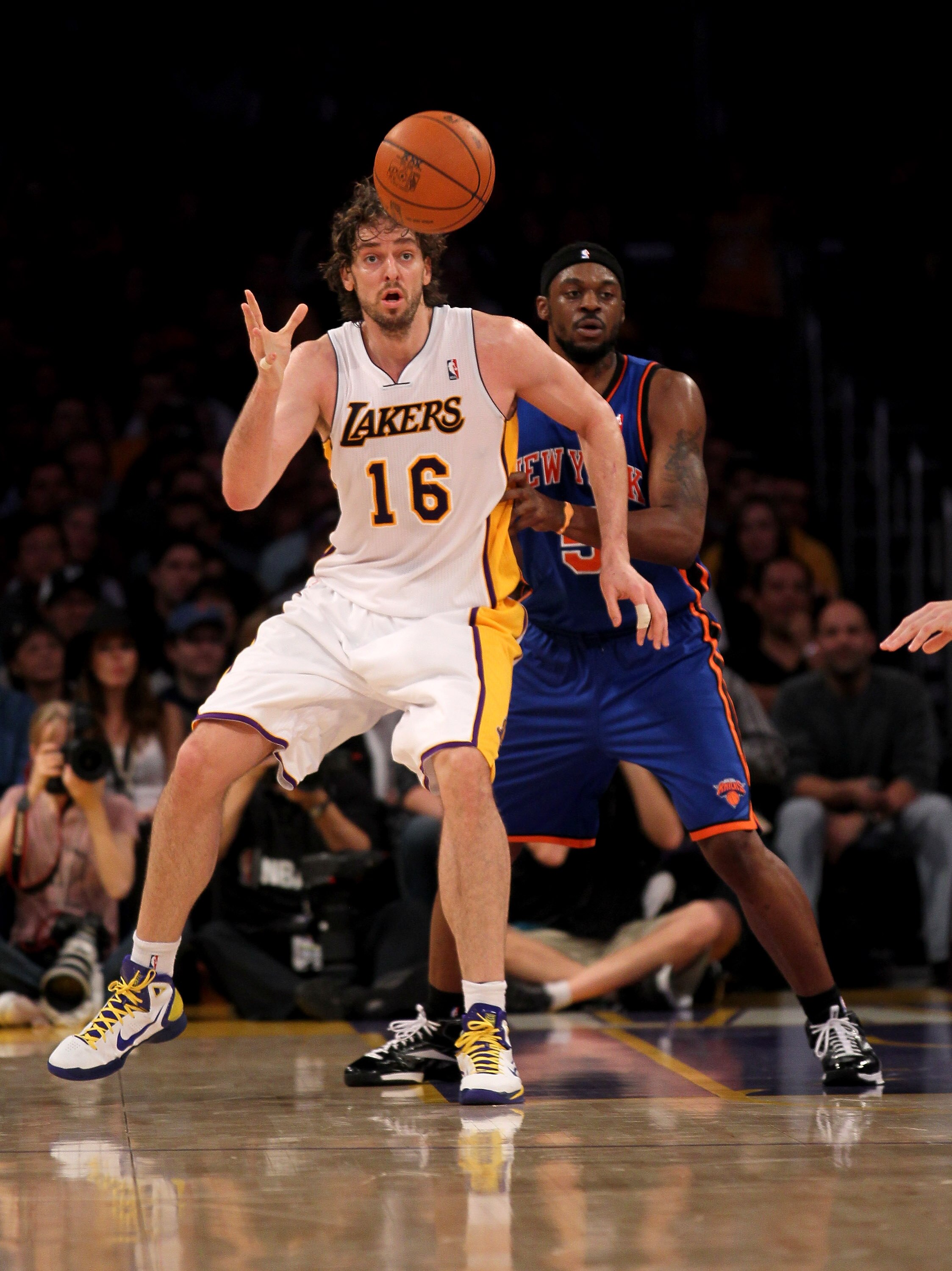 LOS ANGELES, CA - JANUARY 9:  Pau Gasol #16 of the Los Angeles Lakers catches a pass in front of Bill Walker #5 of the New York Knicks at Staples Center on January 9, 2011 in Los Angeles, California.  NOTE TO USER: User expressly acknowledges and agrees t