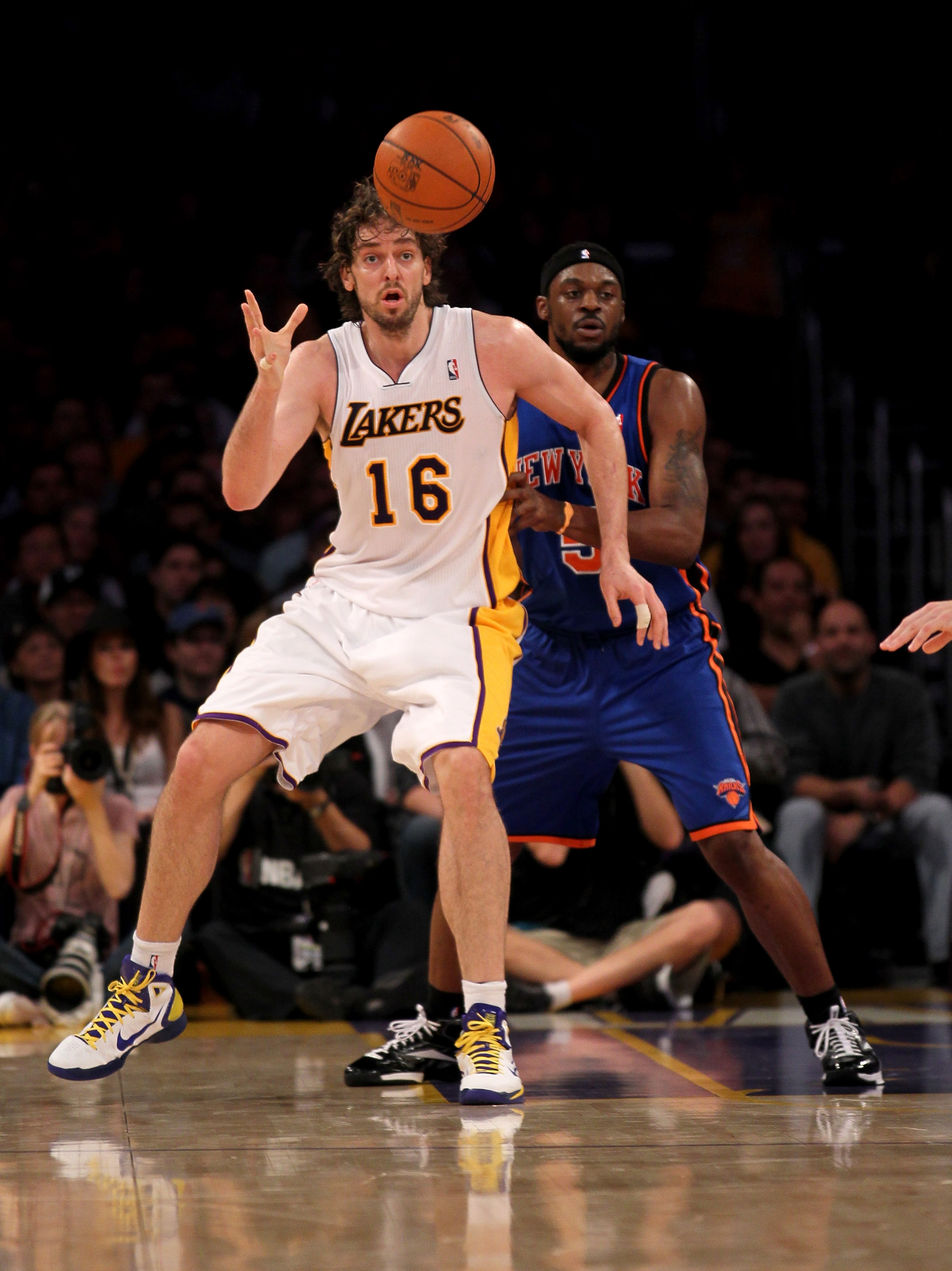 LOS ANGELES, CA - JANUARY 9: Pau Gasol #16 of the Los Angeles Lakers catches a pass in front of Bill Walker #5 of the New York Knicks at Staples Center on January 9, 2011 in Los Angeles, California. NOTE TO USER: User expressly acknowledges and agrees t LOS ANGELES, CA - JANUARY 9: Pau Gasol #16 of the Los Angeles Lakers catches a pass in front of Bill Walker #5 of the New York Knicks at Staples Center on January 9, 2011 in Los Angeles, California. NOTE TO USER: User expressly acknowledges and agrees t