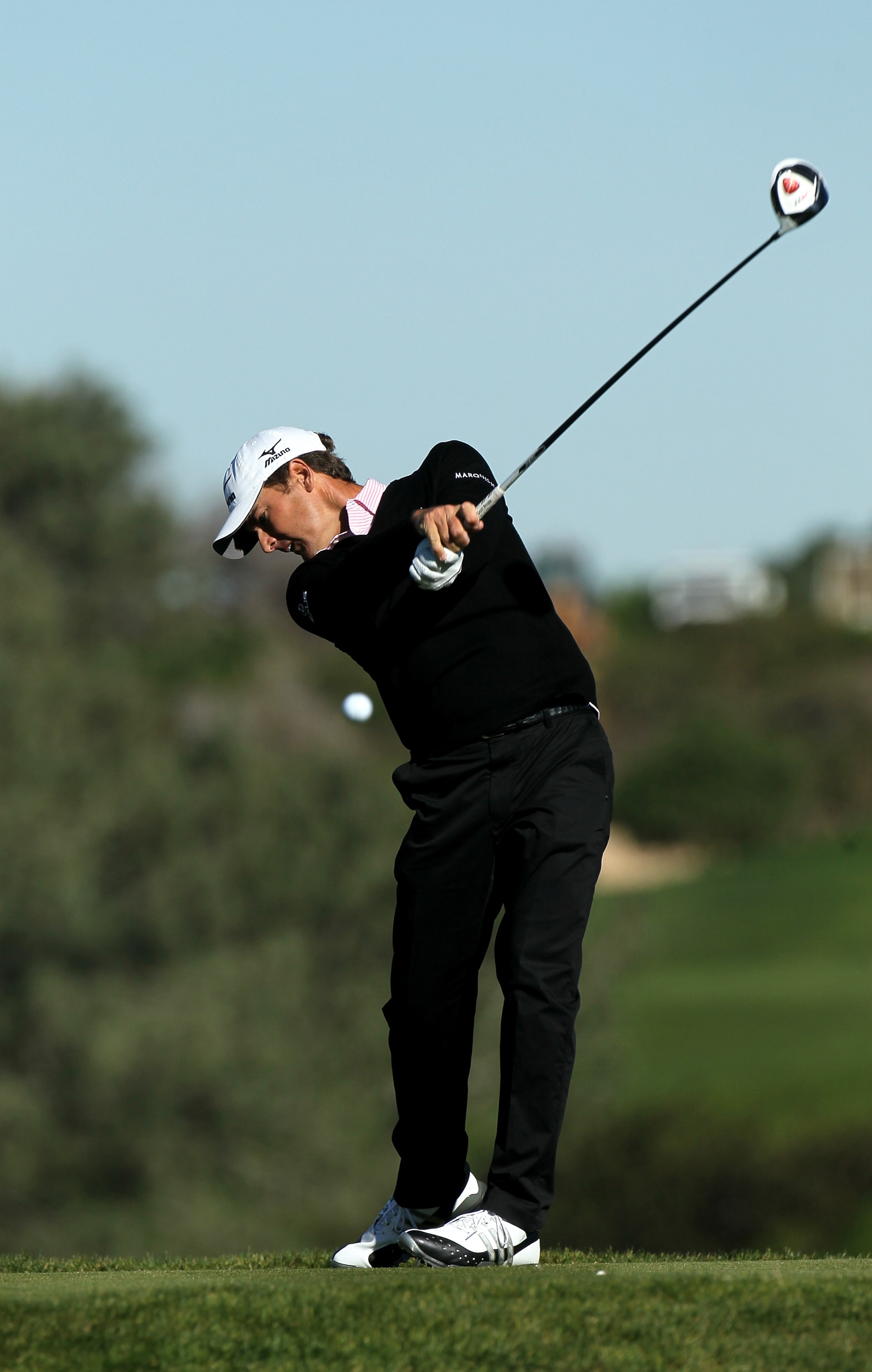 LA JOLLA, CA - JANUARY 28:  Charles Howell III hits his tee shot on the fifth hole during round two of the Farmers Insurance Open at Torrey Pines South Course on January 28, 2011 in La Jolla, California.  (Photo by Stephen Dunn/Getty Images)