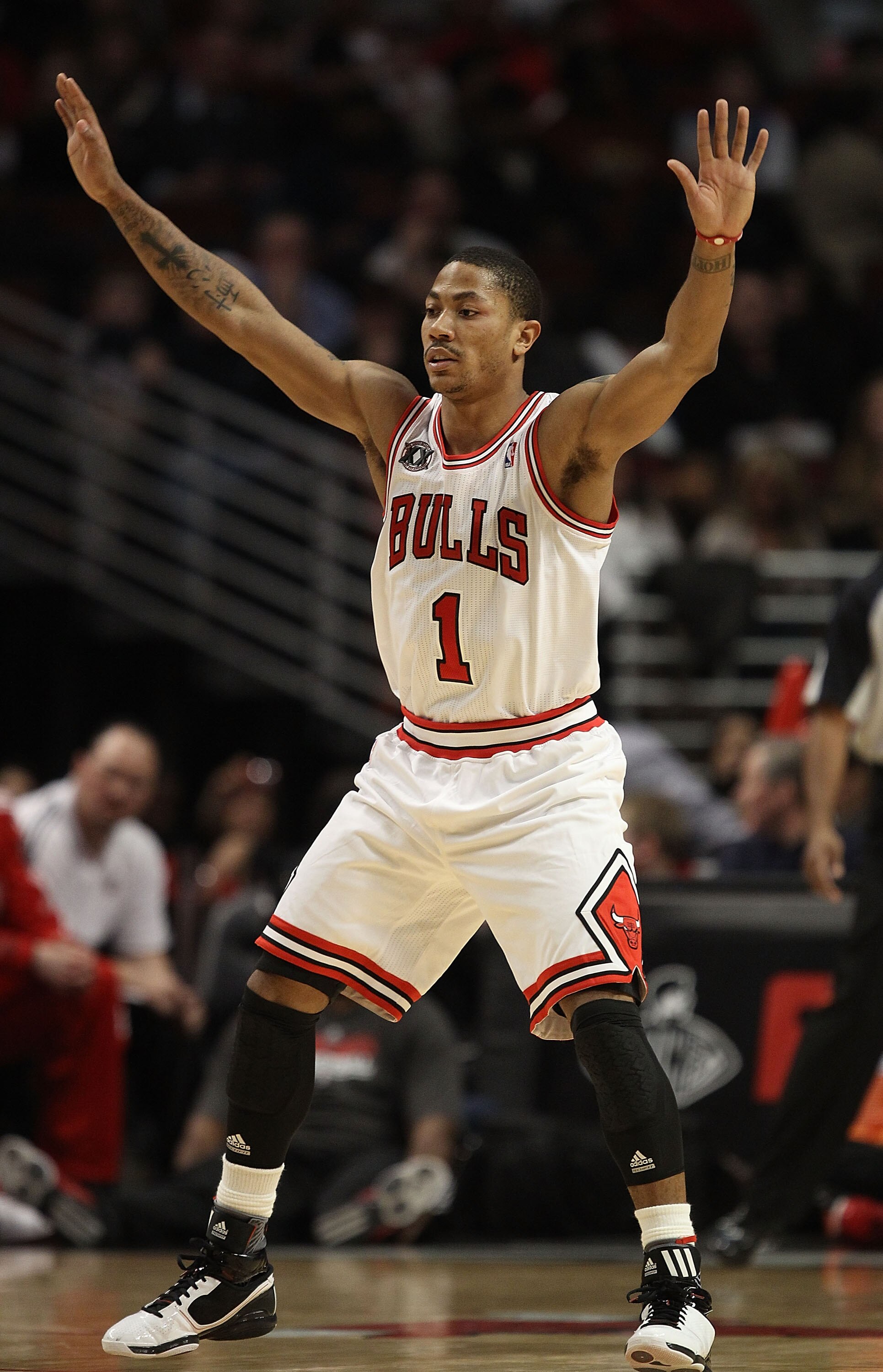 CHICAGO, IL - JANUARY 28: Derrick Rose #1 of the Chicago Bulls sets to defend against the Orlando Magic at the United Center on January 28, 2011 in Chicago, Illinois. The Bulls defeated the Magic 99-90. NOTE TO USER: User expressly acknowledges and agrees
