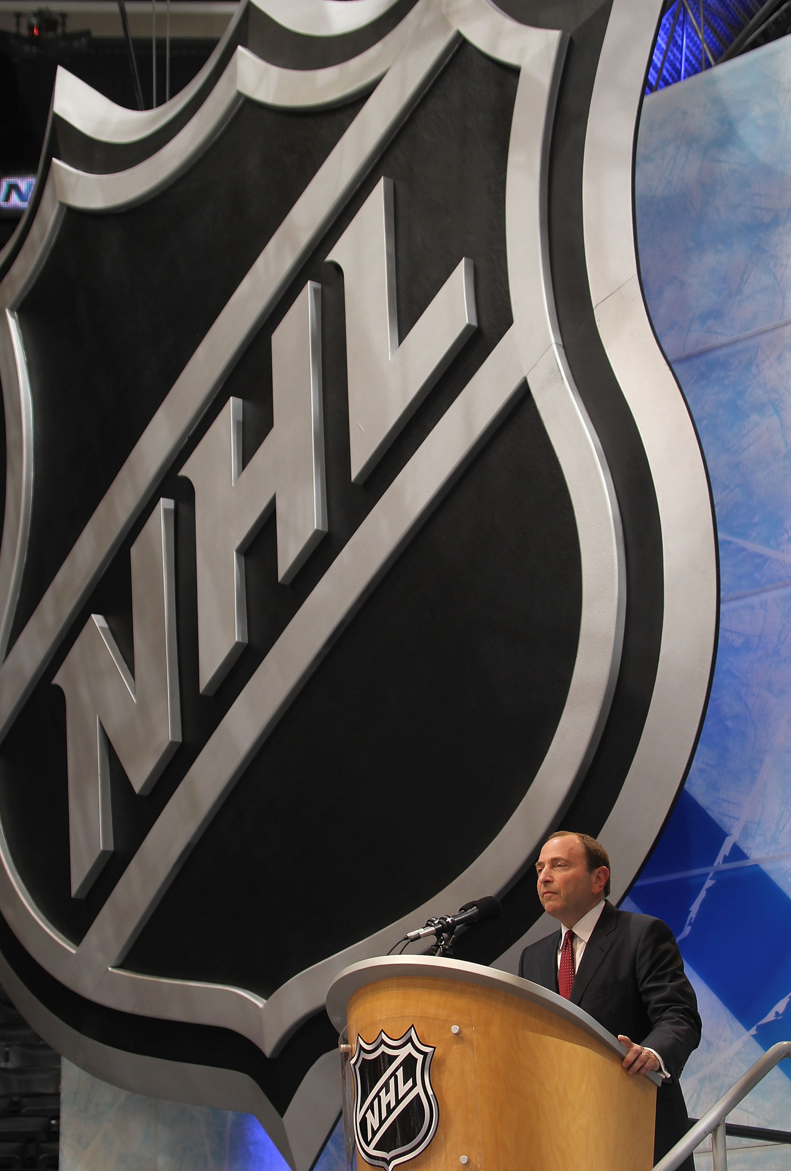 LOS ANGELES, CA - JUNE 25: Gary Bettman of teh NHL works on the draft floor during the 2010 NHL Entry Draft at Staples Center on June 25, 2010 in Los Angeles, California.  (Photo by Bruce Bennett/Getty Images)