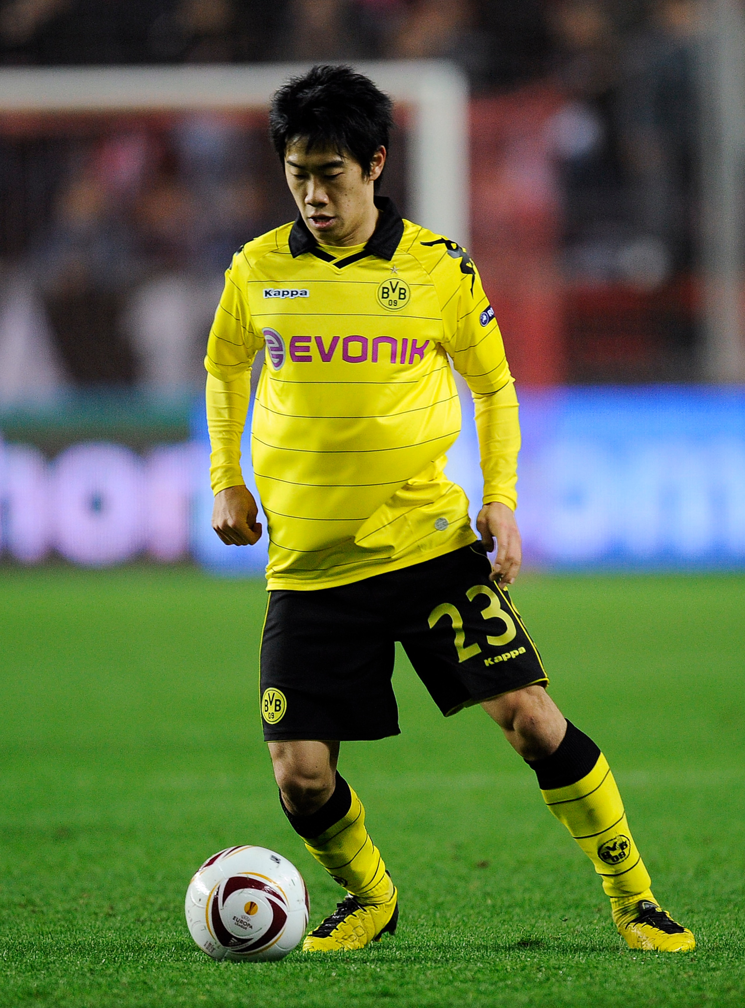 SEVILLE, SPAIN - DECEMBER 15:  Shinji Kagawa of Borussia Dortmund runs with the ball during the UEFA Europa League group J match between Sevilla and Borussia Dortmund at Estadio Ramon Sanchez Pizjuan on December 15, 2010 in Seville, Spain. The match ended