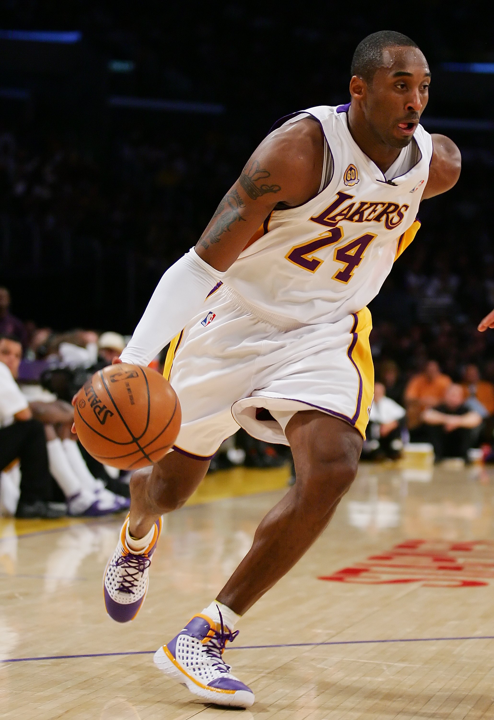 LOS ANGELES, CA - DECEMBER 25:   Kobe Bryant #24 of the Los Angeles Lakers drives to the basket during the game against the Phoenix Suns at Staples Center on December 25, 2007 in Los Angeles, California.  NOTE TO USER: User expressly acknowledges and agre