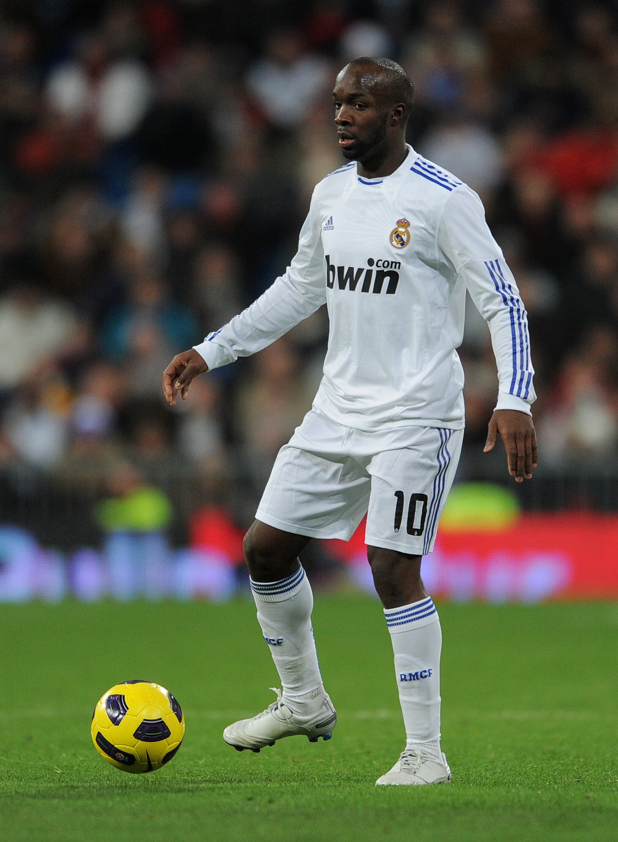MADRID, SPAIN - JANUARY 23:   Lassana Diarra of Real Madrid controls the ball during the la liga match between Real Madrid and Mallorca at Estadio Santiago Bernabeu on January  23, 2011 in Madrid, Spain.  (Photo by Jasper Juinen/Getty Images)