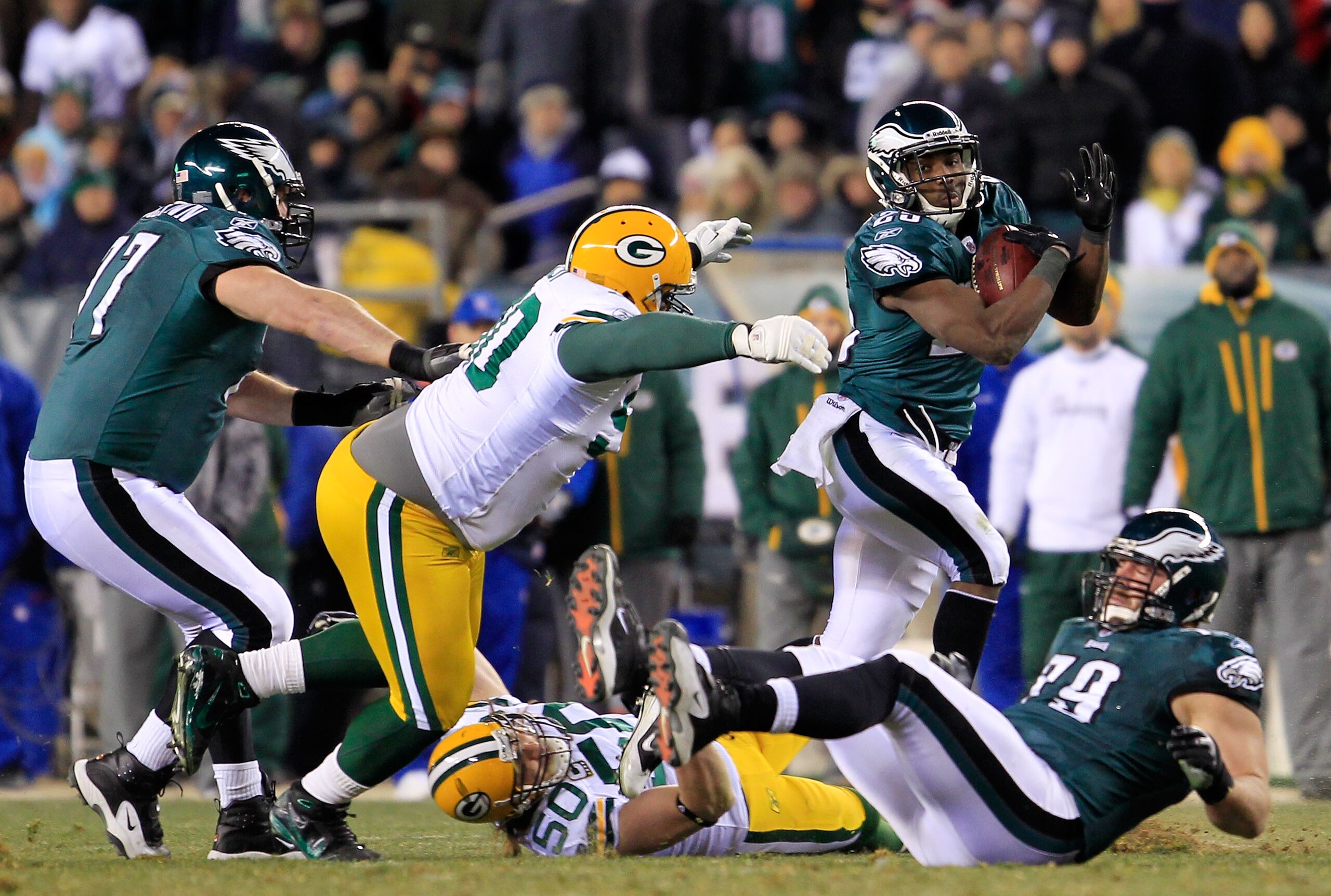 PHILADELPHIA, PA - JANUARY 09:  LeSean McCoy #25 of the Philadelphia Eagles runs down field against the Green Bay Packers during the 2011 NFC wild card playoff game at Lincoln Financial Field on January 9, 2011 in Philadelphia, Pennsylvania.  (Photo by Ch