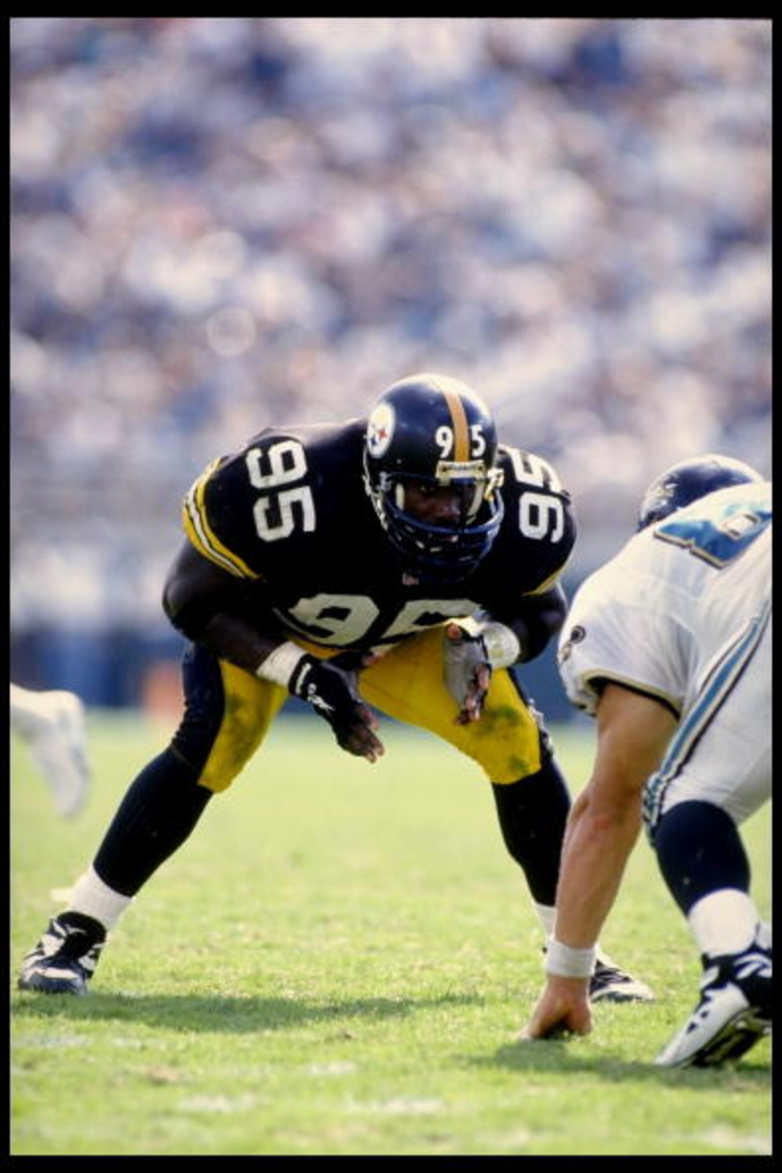 8 OCT 1995:  LINEBACKER GREG LLOYD OF THE PITTSBURGH STEELERS IN ACTION DURING THE STEELERS 20-16 LOSS TO THE JACKSONVILLE JAGUARS AT JACKSONVILLE MUNICIPAL STADIUM IN JACKSONVILLE, FLORIDA.  MANDATORY CREDIT:  ANDY LYONS/ALLSPORT