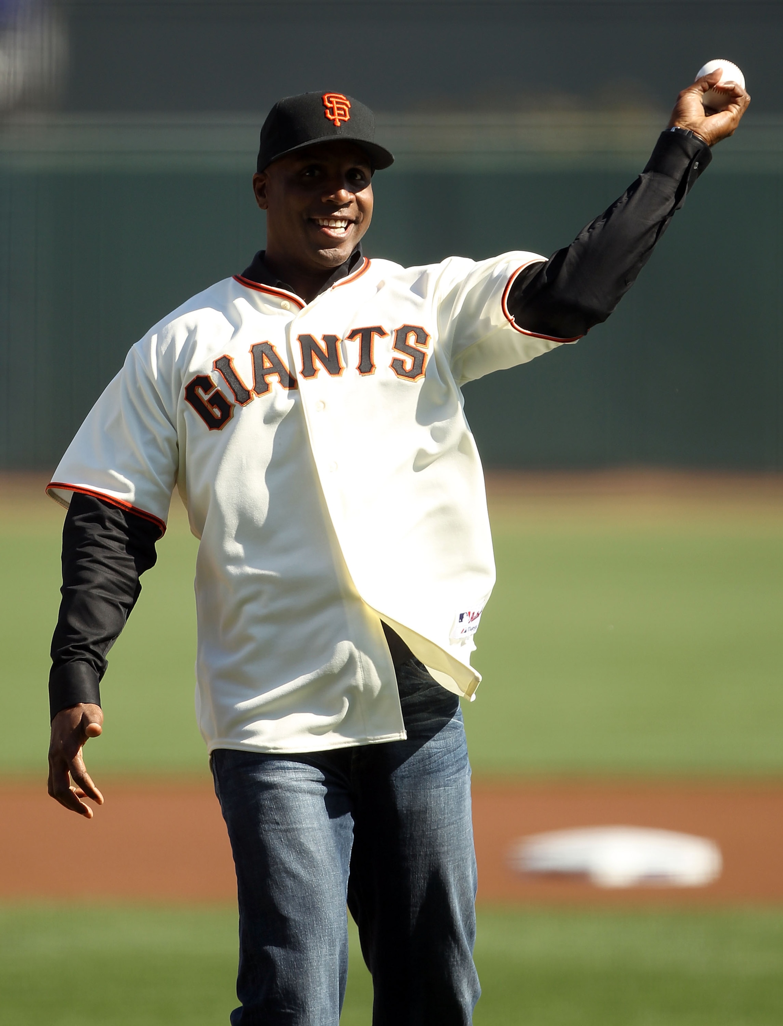 SAN FRANCISCO - OCTOBER 19: Former San Francisco Giants outfielder Barry Bonds throws out the first pitch prior to Game Three of the NLCS against the San Francisco Giants during the 2010 MLB Playoffs at AT&T Park on October 19, 2010 in San Francisco, Cal SAN FRANCISCO - OCTOBER 19: Former San Francisco Giants outfielder Barry Bonds throws out the first pitch prior to Game Three of the NLCS against the San Francisco Giants during the 2010 MLB Playoffs at AT&T Park on October 19, 2010 in San Francisco, Cal