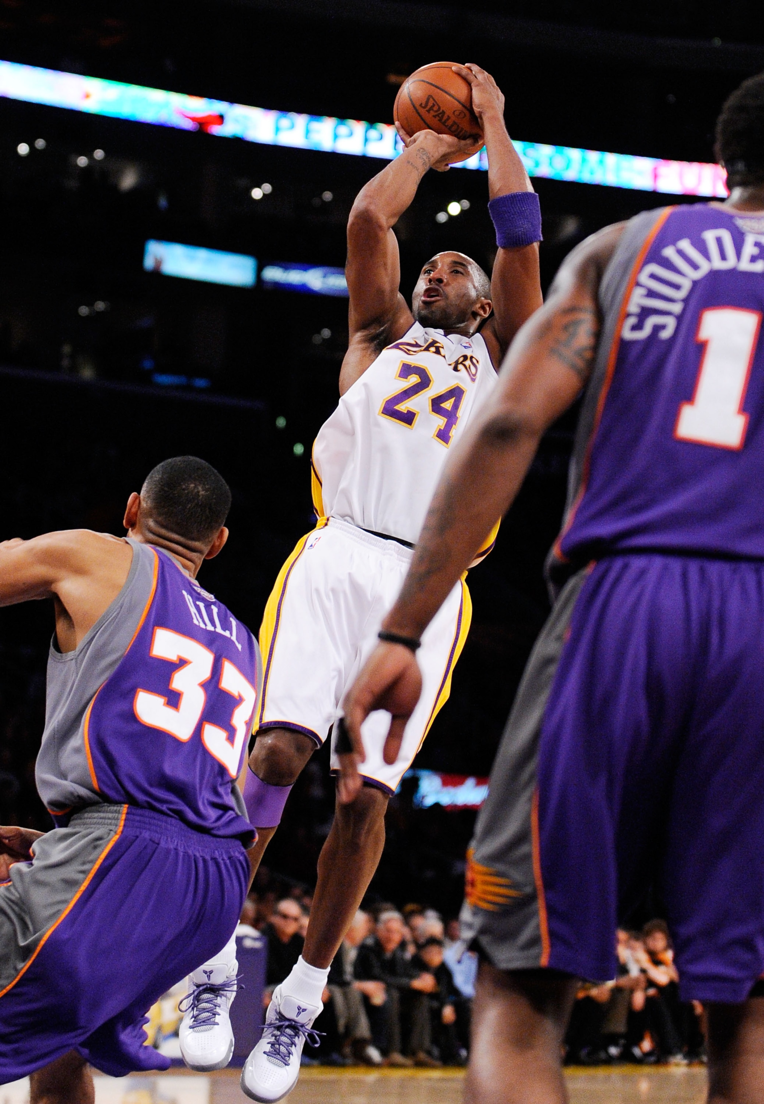 LOS ANGELES, CA - DECEMBER 06:  Kobe Bryant #24 of the Los Angeles Lakers scores on a jumper against Grant Hill #33 of the Phoenix Suns during the first quarter at Staples Center on December 6, 2009 in Los Angeles, California. NOTE TO USER: User expressly