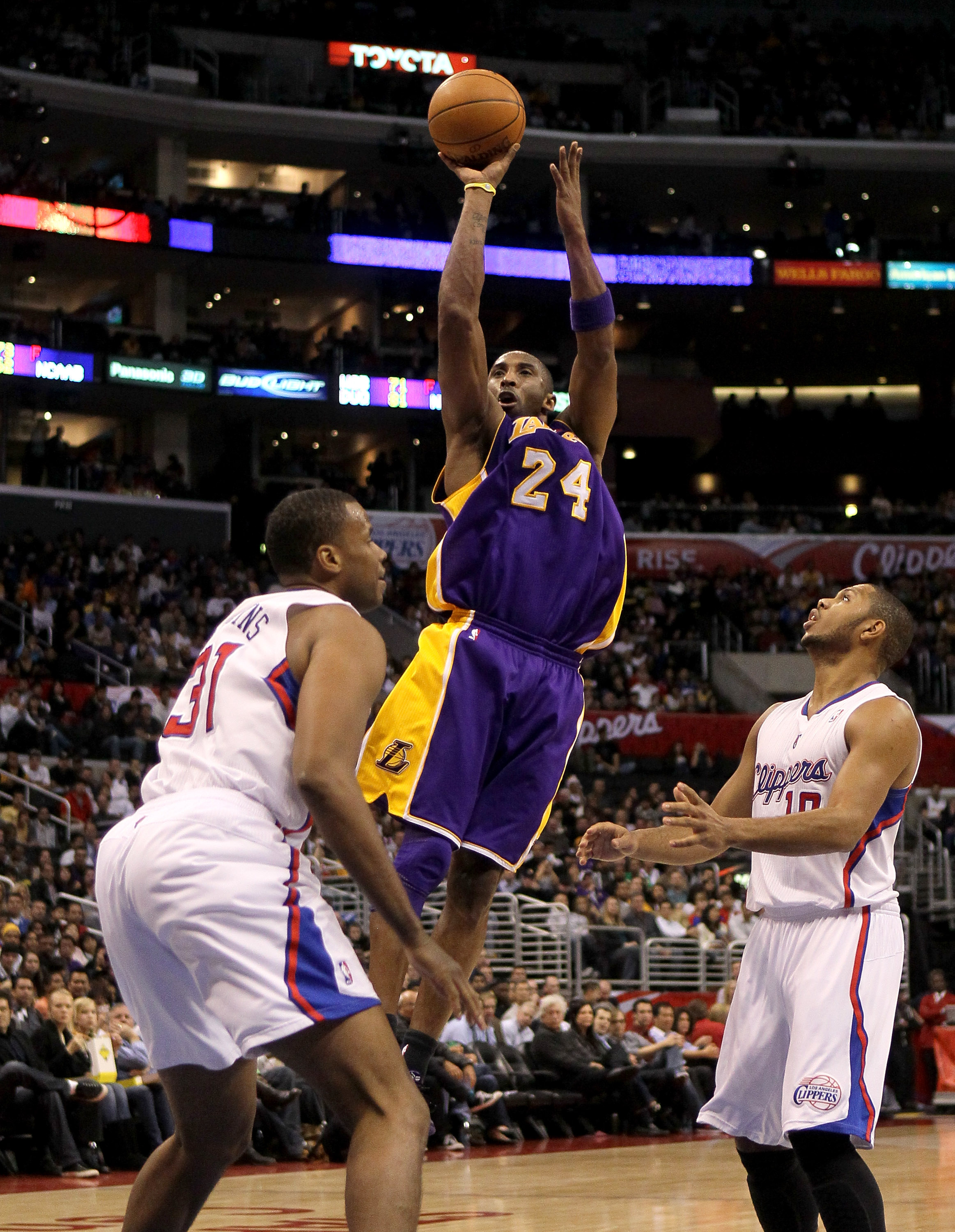 LOS ANGELES, CA - DECEMBER 8:  Kobe Bryant #24 of the Los Angeles Lakers shoots over Jarron Collins #31 and Eric Gordon #10 of the Los Angeles Clippers at Staples Center on December 8, 2010 in Los Angeles, California.  The Lakers won 87-86.  NOTE TO USER: