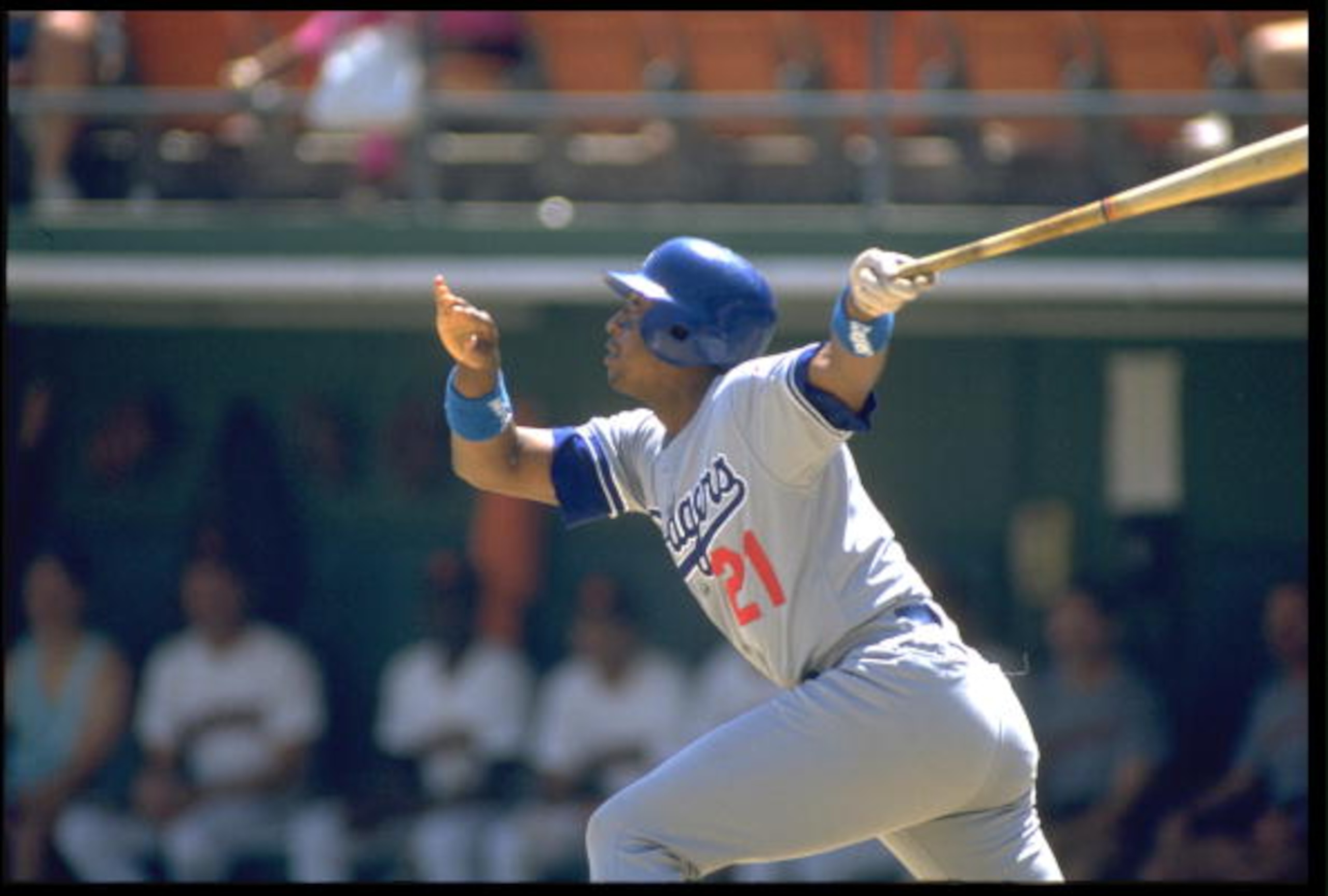 LOS ANGELES DODGERS OUTFIELDER HUBIE BROOKS MAKES CONTACT WITH A PITCH DURING THE DODGERS VERSUS SAN DIEGO PADRES GAME AT JACK MURPHY STADIUM IN SAN DIEGO, CALIFORNIA. MANDATORY CREDIT: STEPHEN DUNN/ALLSPOR LOS ANGELES DODGERS OUTFIELDER HUBIE BROOKS MAKES CONTACT WITH A PITCH DURING THE DODGERS VERSUS SAN DIEGO PADRES GAME AT JACK MURPHY STADIUM IN SAN DIEGO, CALIFORNIA. MANDATORY CREDIT: STEPHEN DUNN/ALLSPOR