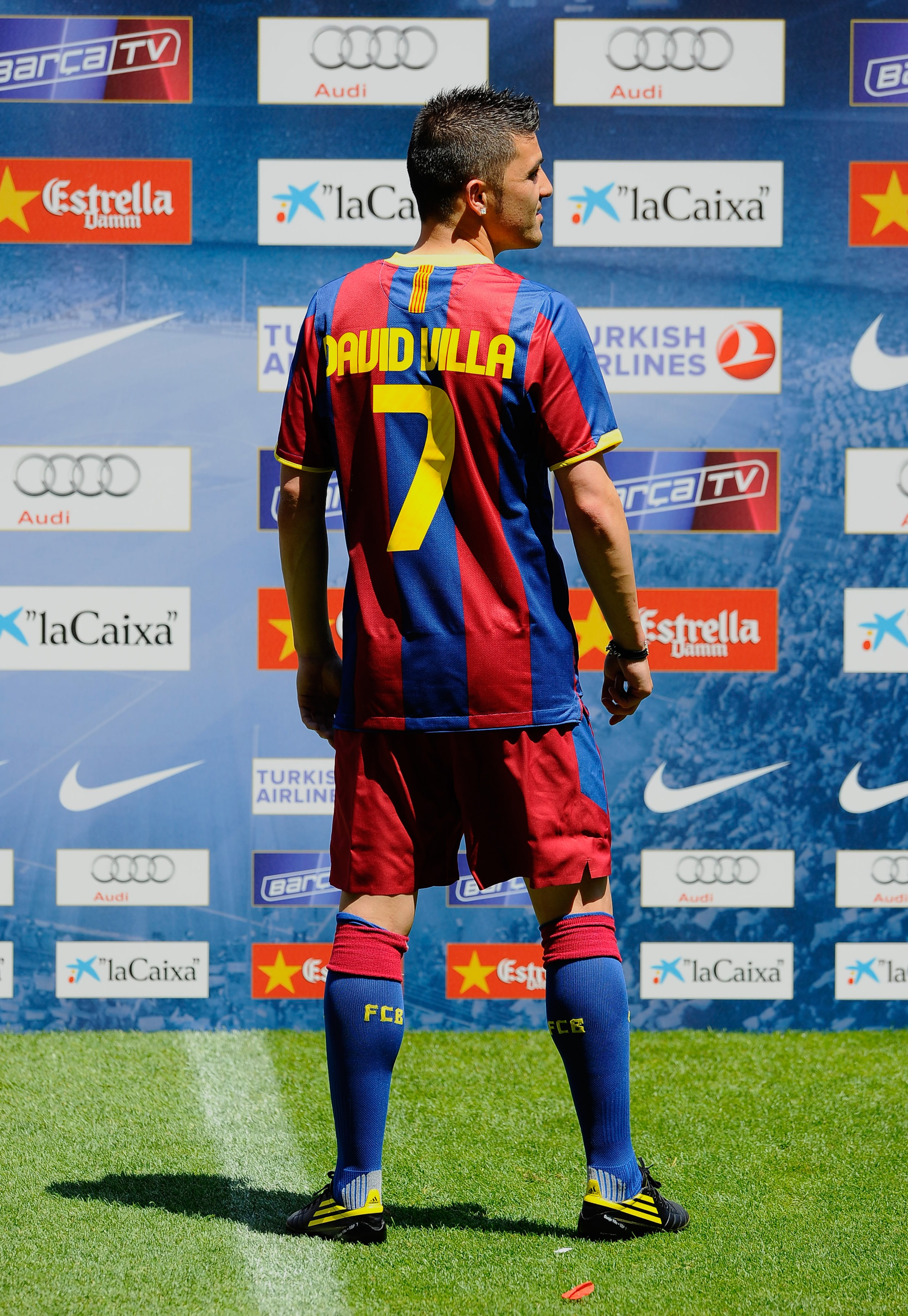 BARCELONA, SPAIN - MAY 21:  Barcelona's new signing David Villa poses for the cameras during his presentation at the Camp Nou stadium on May 21, 2010 in Barcelona, Spain.  (Photo by Siu Pong Wu Lau/Getty Images)