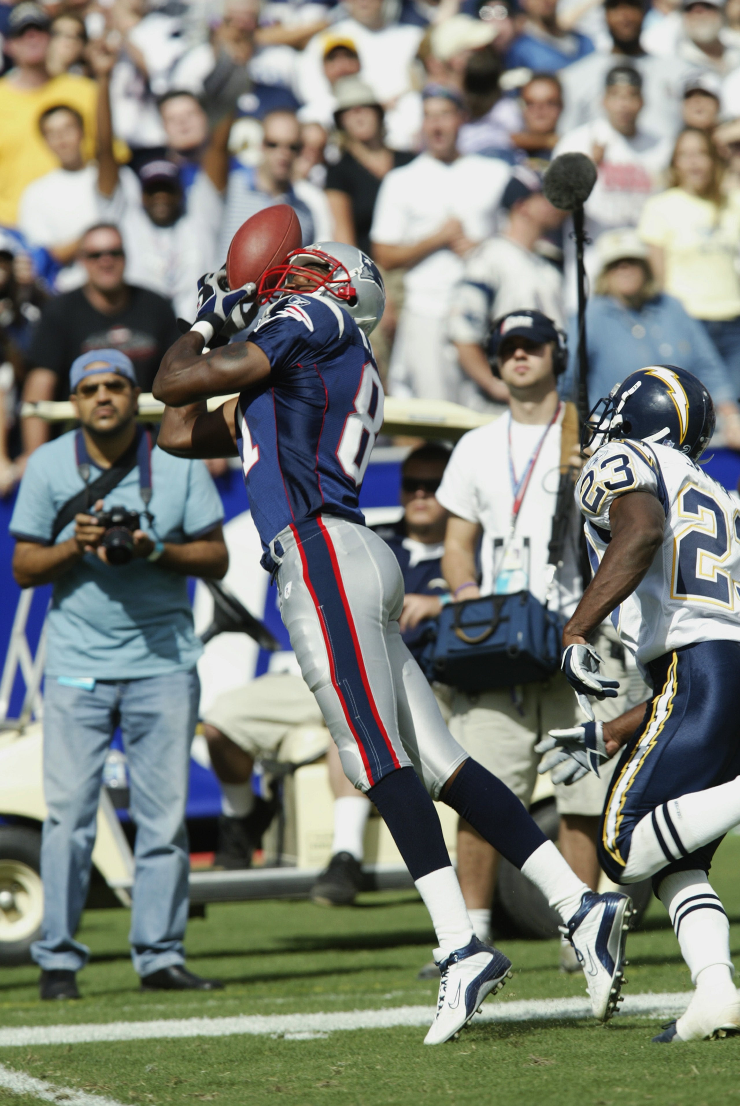 SAN DIEGO, CA - SEPTEMBER 29: Donald Hayes #81 of the New England Patriots makes a reception against the San Diego Chargers during a game on September 29, 2002 at Qualcomm Stadium in San Diego, California. (Photo by Stephen Dunn/Getty Images) SAN DIEGO, CA - SEPTEMBER 29: Donald Hayes #81 of the New England Patriots makes a reception against the San Diego Chargers during a game on September 29, 2002 at Qualcomm Stadium in San Diego, California. (Photo by Stephen Dunn/Getty Images)