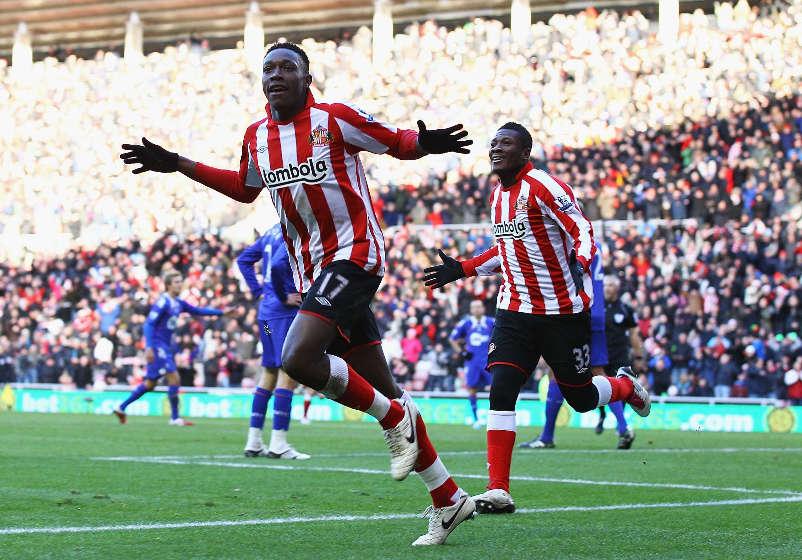 SUNDERLAND, ENGLAND - DECEMBER 18:  Danny Wellbeck of Sunderland celebrates his goal during the Barclays Premier League match between Sunderland and Bolton Wanderers at Stadium of Light on December 18, 2010 in Sunderland, England.  (Photo by Matthew Lewis