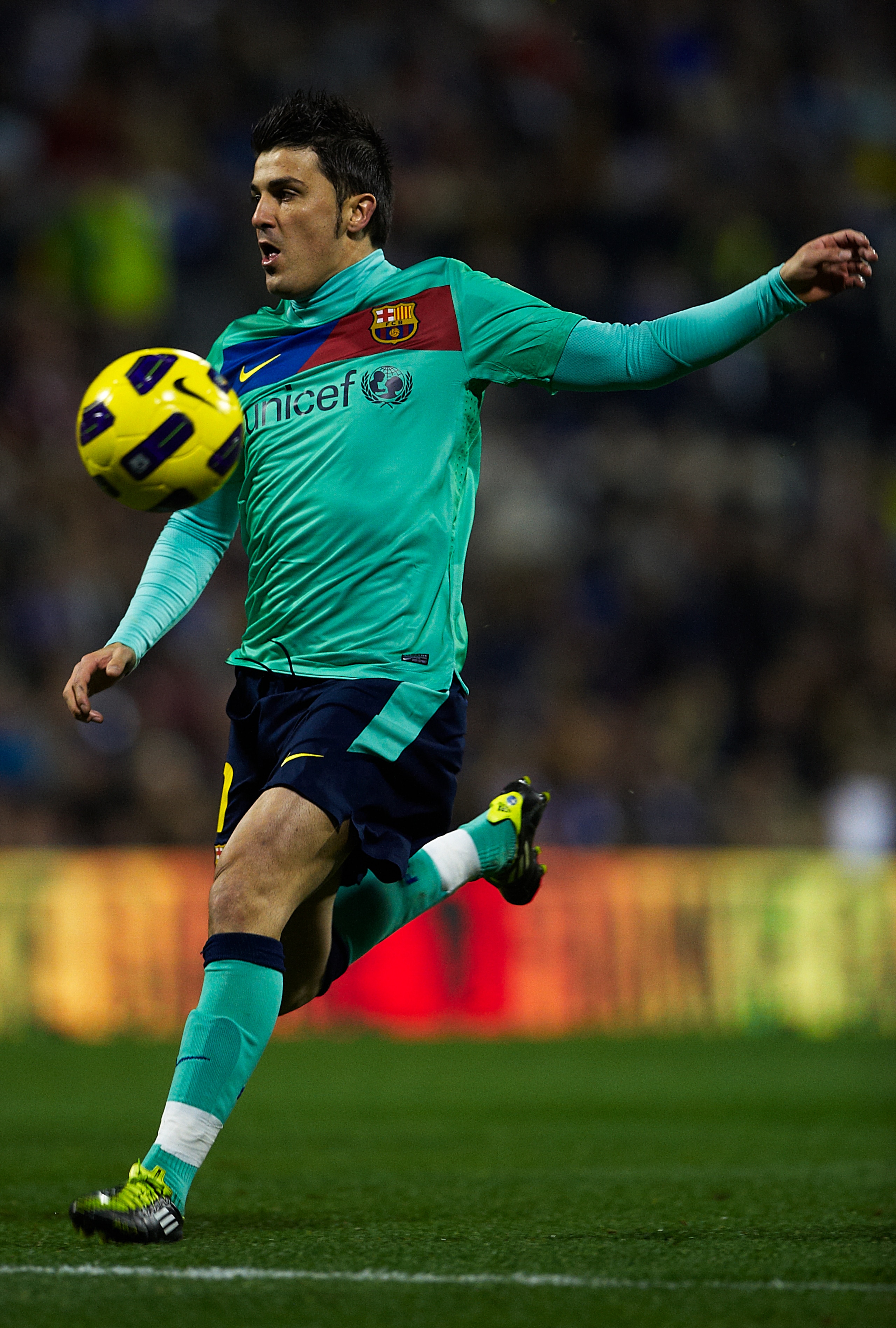ALICANTE, SPAIN - JANUARY 29:  David Villa of Barcelona controls the ball during the la Liga match between Hercules and Barcelona at Estadio Jose Rico Perez on January 29, 2011 in Alicante, Spain. Barcelona won 0-3.  (Photo by Manuel Queimadelos Alonso/Ge