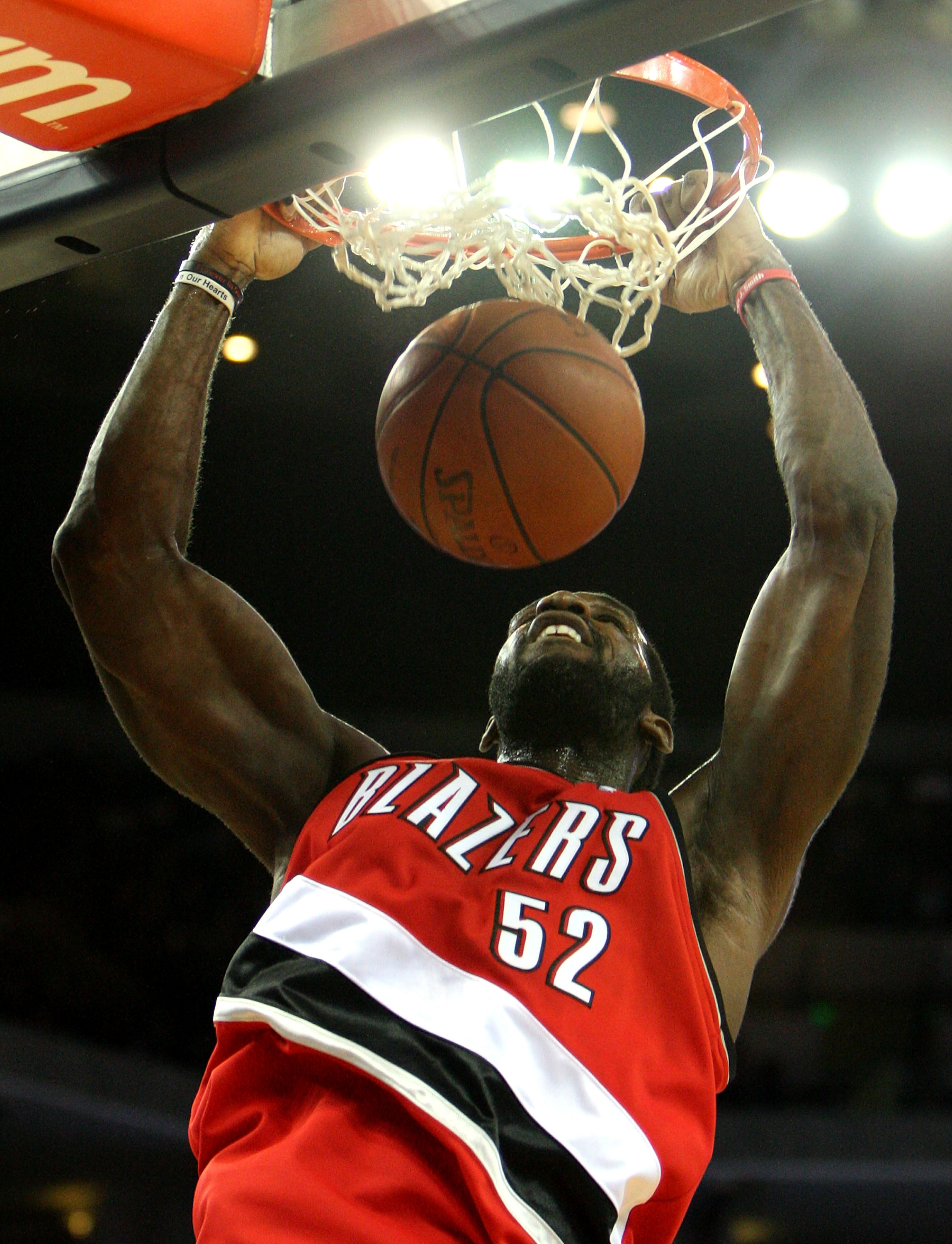 OAKLAND, CA - NOVEMBER 20:  Greg Oden #52 of the Portland Trail Blazers dunks against the Golden State Warriors during an NBA game at Oracle Arena on November 20, 2009 in Oakland, California.  (Photo by Jed Jacobsohn/Getty Images)