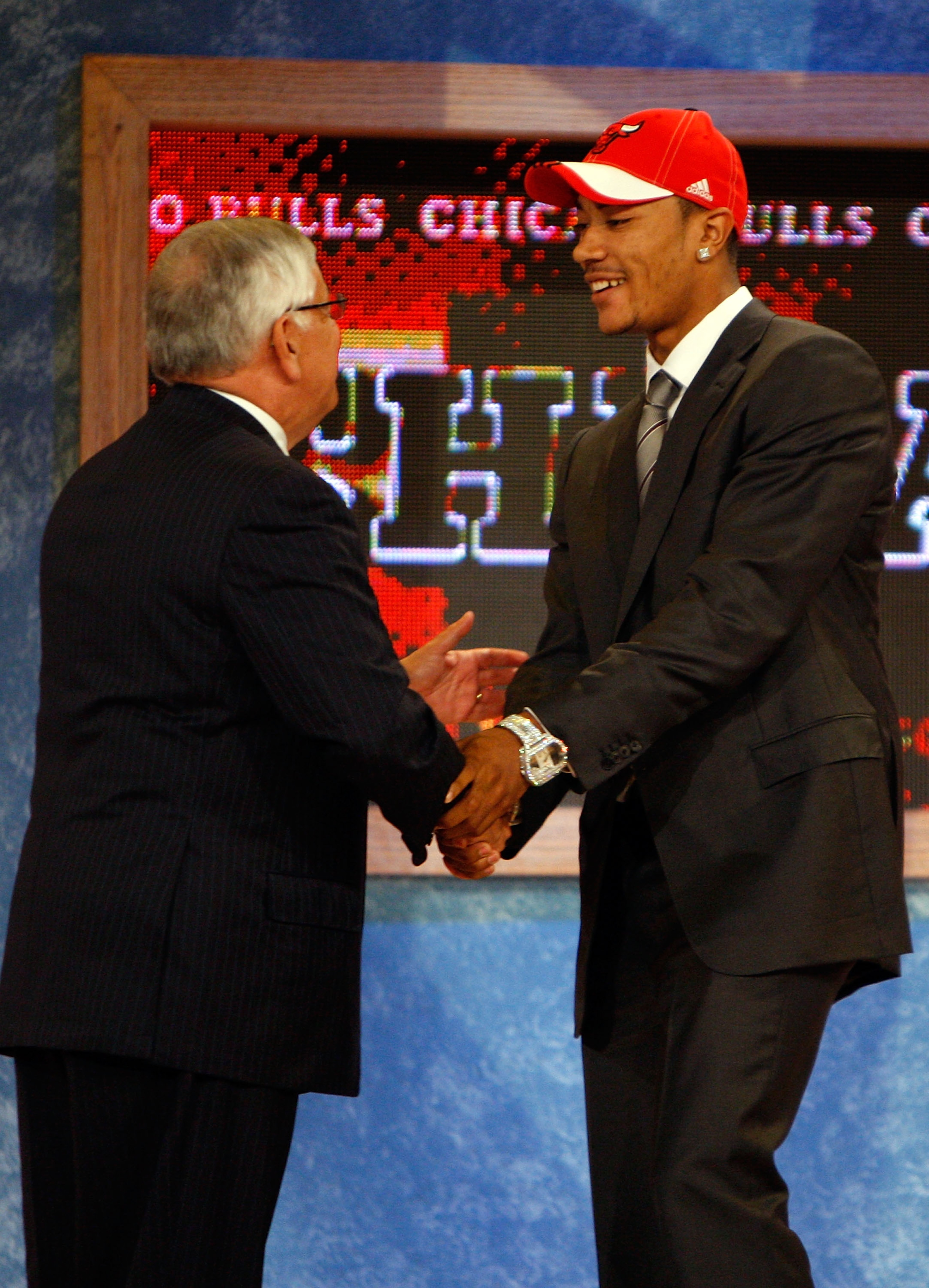 NEW YORK - JUNE 26: NBA Commissioner David Stern shakes hands with number one draft pick for the Chicago Bulls, Derrick Rose during the 2008 NBA Draft at the Wamu Theatre at Madison Square Garden June 26, 2008 in New York City. NOTE TO USER: User express NEW YORK - JUNE 26: NBA Commissioner David Stern shakes hands with number one draft pick for the Chicago Bulls, Derrick Rose during the 2008 NBA Draft at the Wamu Theatre at Madison Square Garden June 26, 2008 in New York City. NOTE TO USER: User express