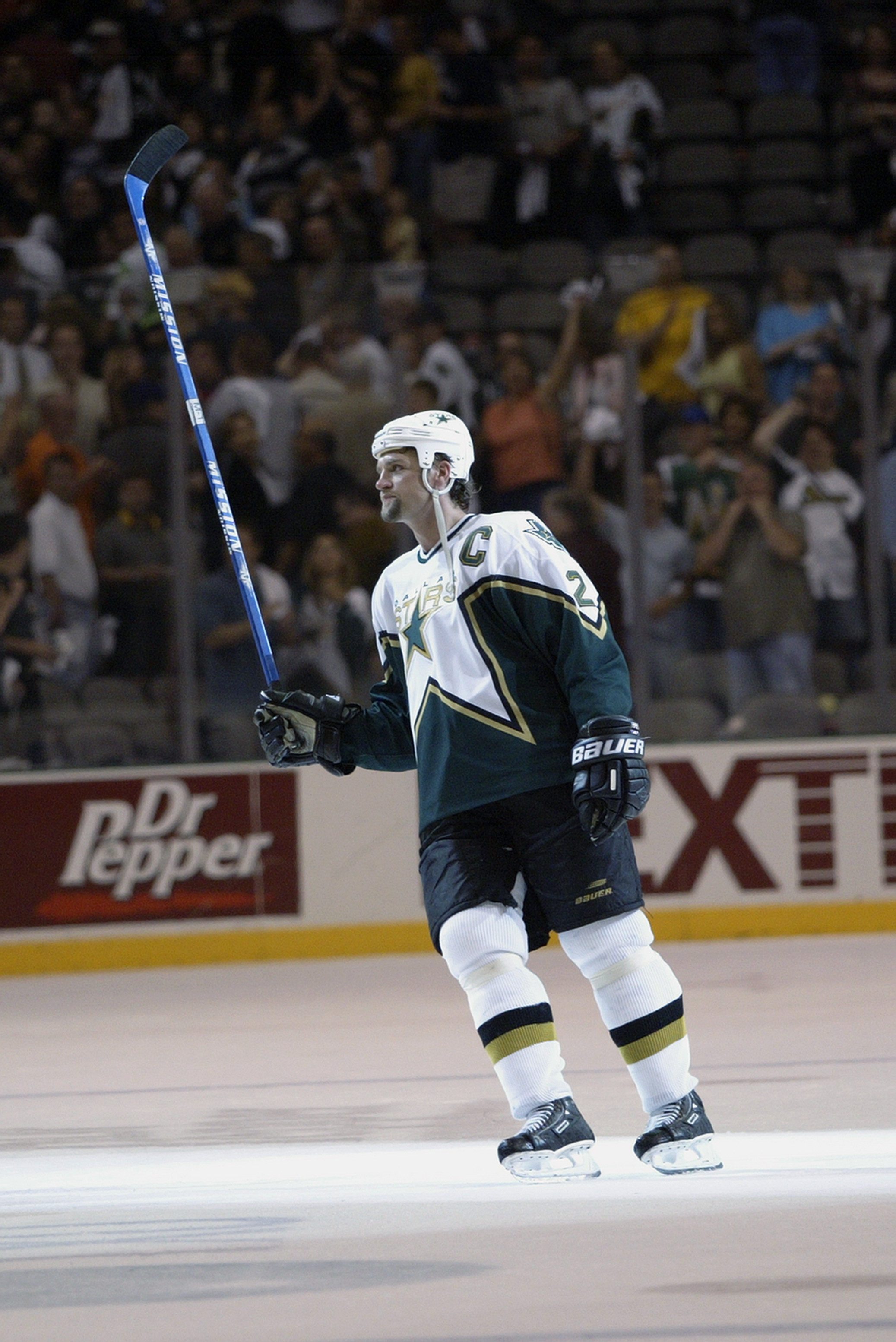 Derian Hatcher inducted into the DALLAS STARS HALL OF FAME 