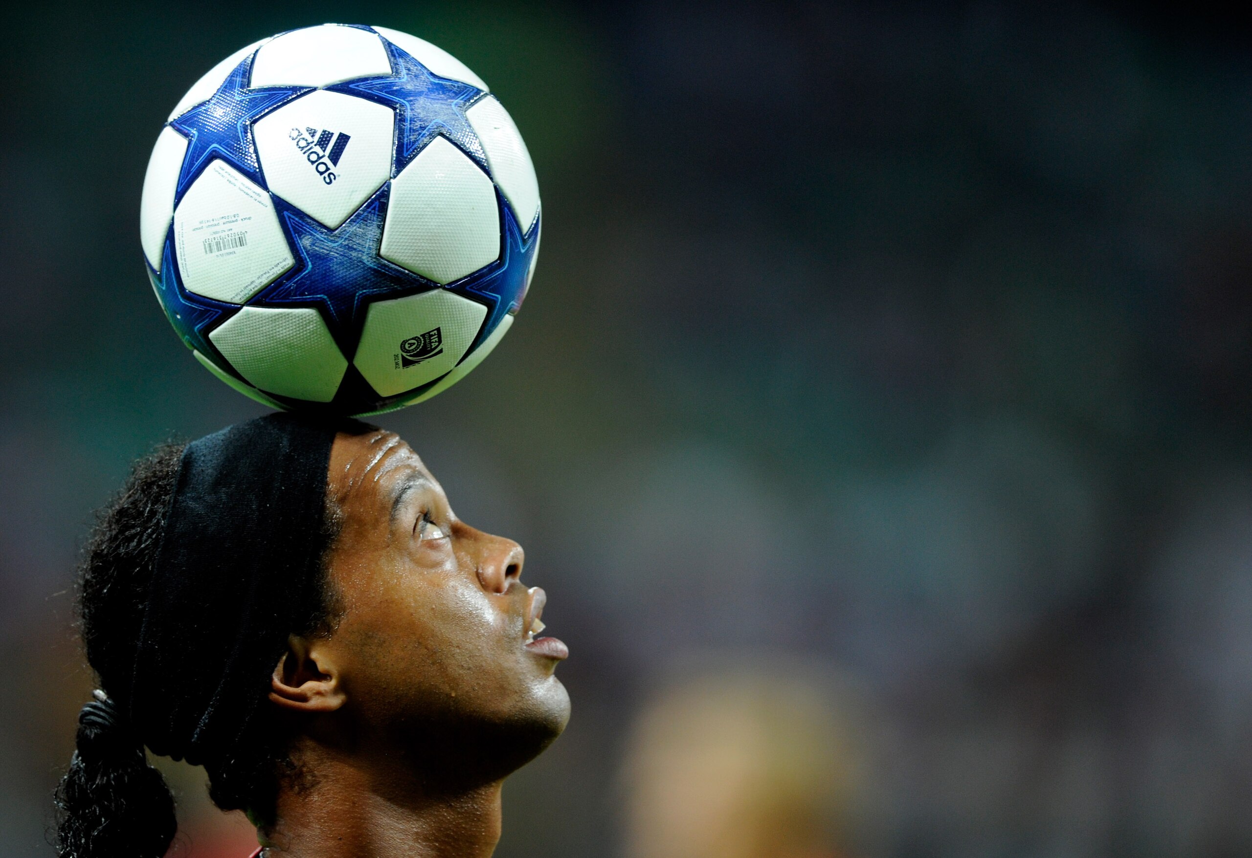 MILAN, ITALY - SEPTEMBER 15:  Ronaldinho of AC Milan controls the ball with his head during the UEFA Champions League group G match between AC Milan and Auxerre at San Siro Stadium on September 15, 2010 in Milan, Italy.  (Photo by Claudio Villa/Getty Imag