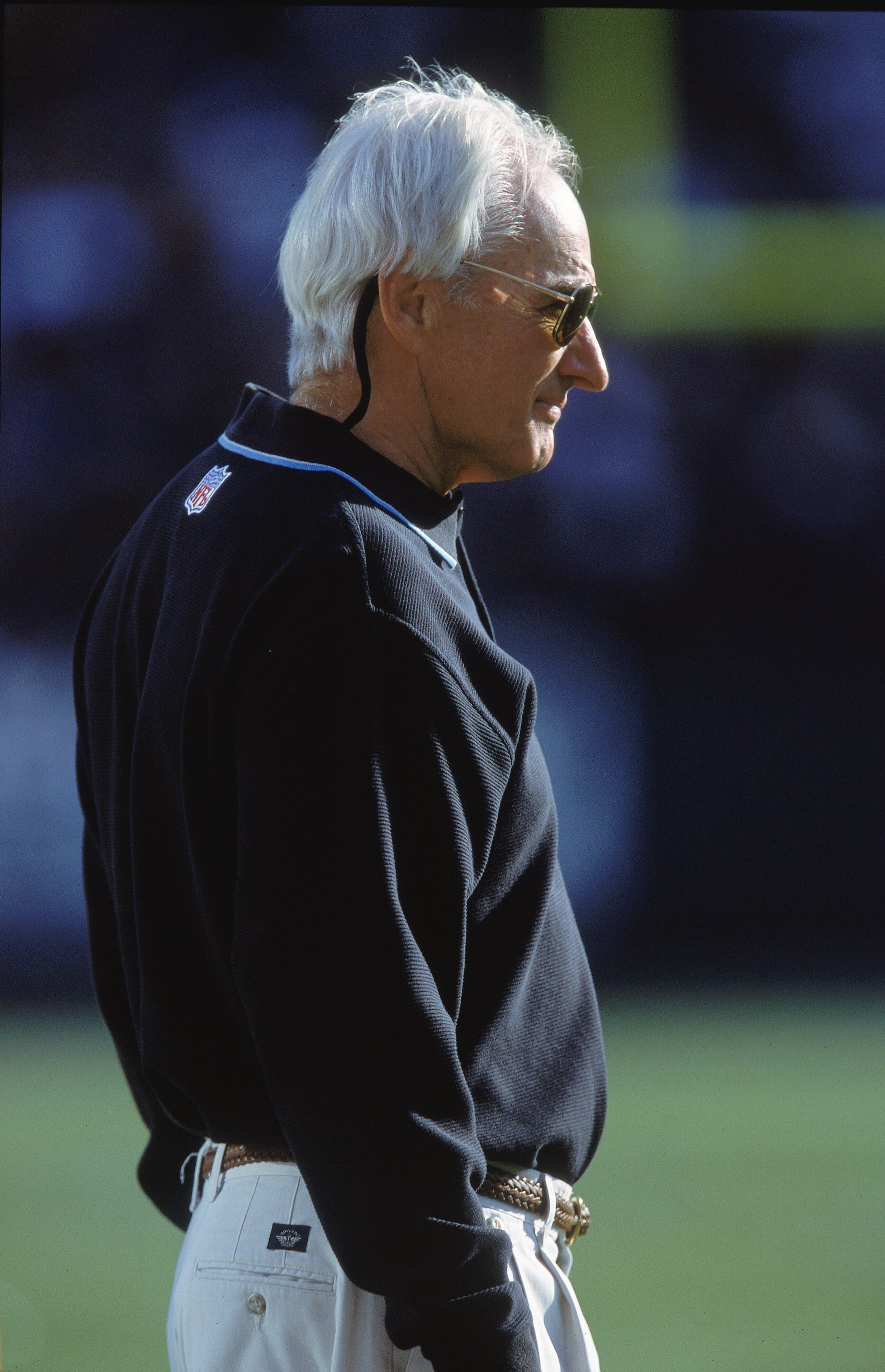 24 Dec 2000: Head Coach George Seifert of the Carolina Panthers watches the action from the sideliines during the game against the Oakland Raiders at the Network Associates Coliseum in Oakland, California. The Raiders defeated the Panthers 52-9. Mandato 24 Dec 2000: Head Coach George Seifert of the Carolina Panthers watches the action from the sideliines during the game against the Oakland Raiders at the Network Associates Coliseum in Oakland, California. The Raiders defeated the Panthers 52-9. Mandato