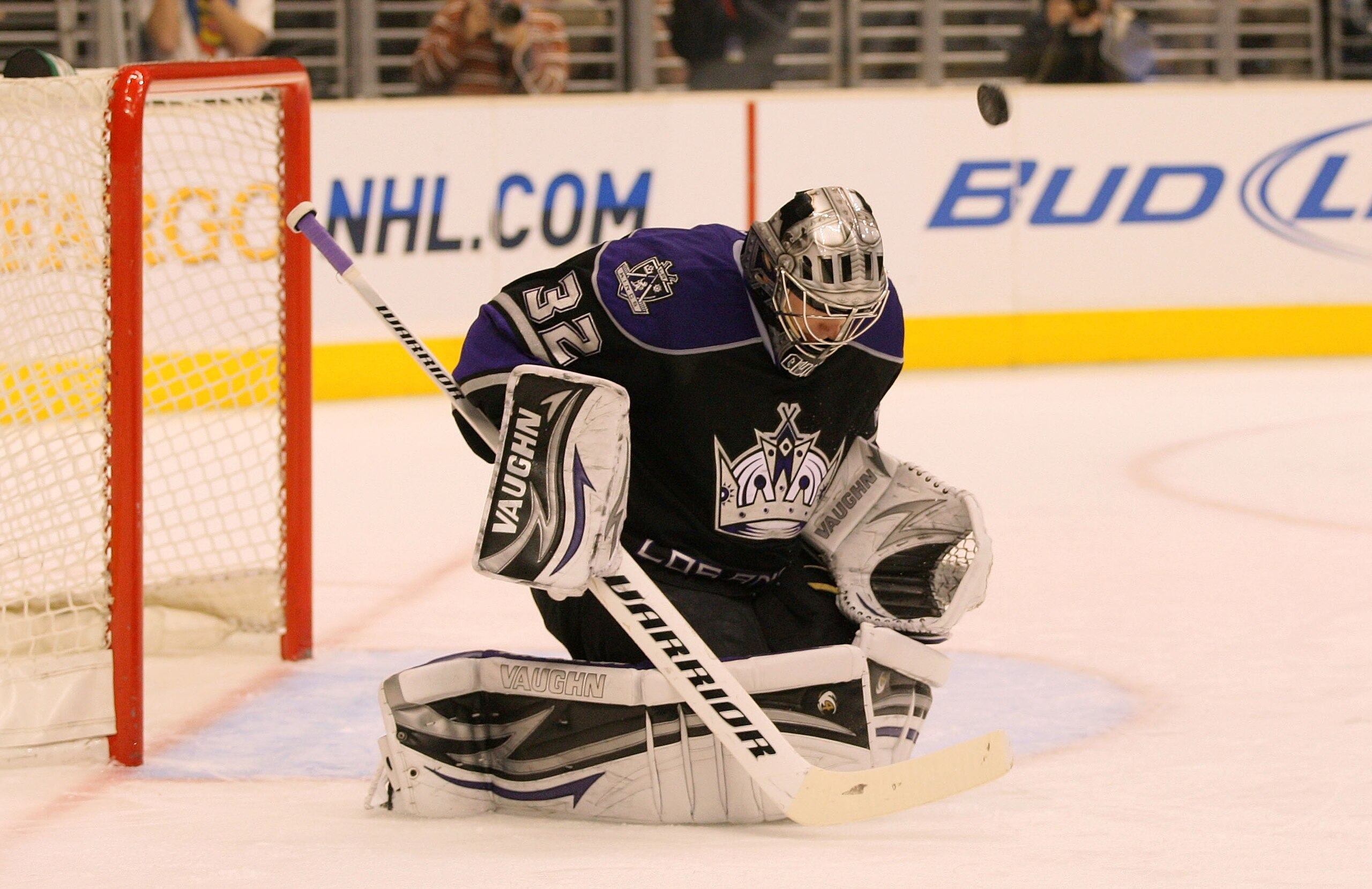 LOS ANGELES, CA - JANUARY 26:  Jonathan Quick #32 of the Los Angeles Kings makes a stop against the San Jose Sharks at Staples Center on January 26, 2011 in Los Angeles, California.  (Photo by Victor Decolongon/Getty Images)