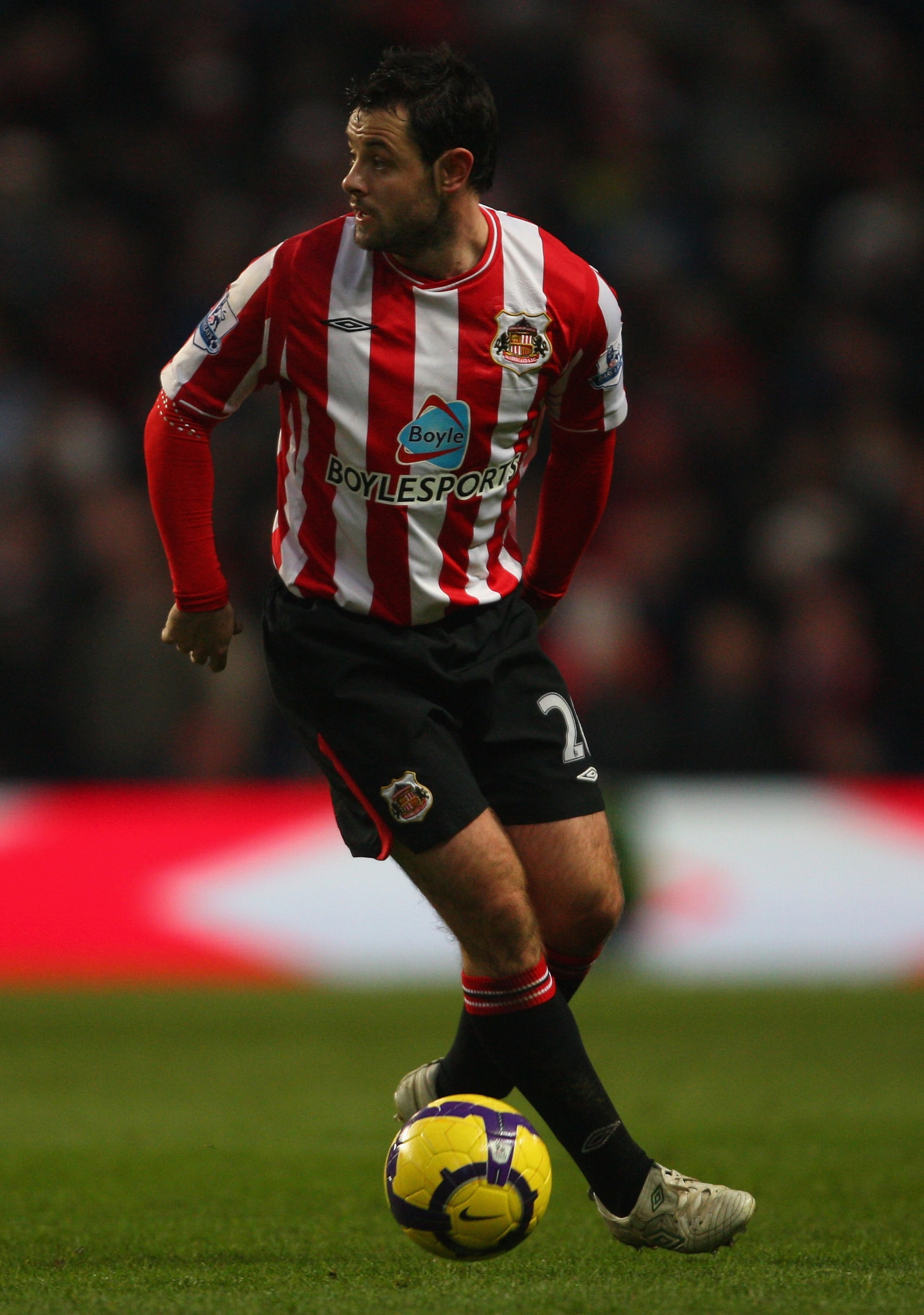 MANCHESTER, ENGLAND - DECEMBER 19:  Sunderland player Andy Reid in action during the Barclays Premier League game between Manchester City and Sunderland at City of Manchester Stadium on December 19, 2009 in Manchester, England.  (Photo by Stu Forster/Gett