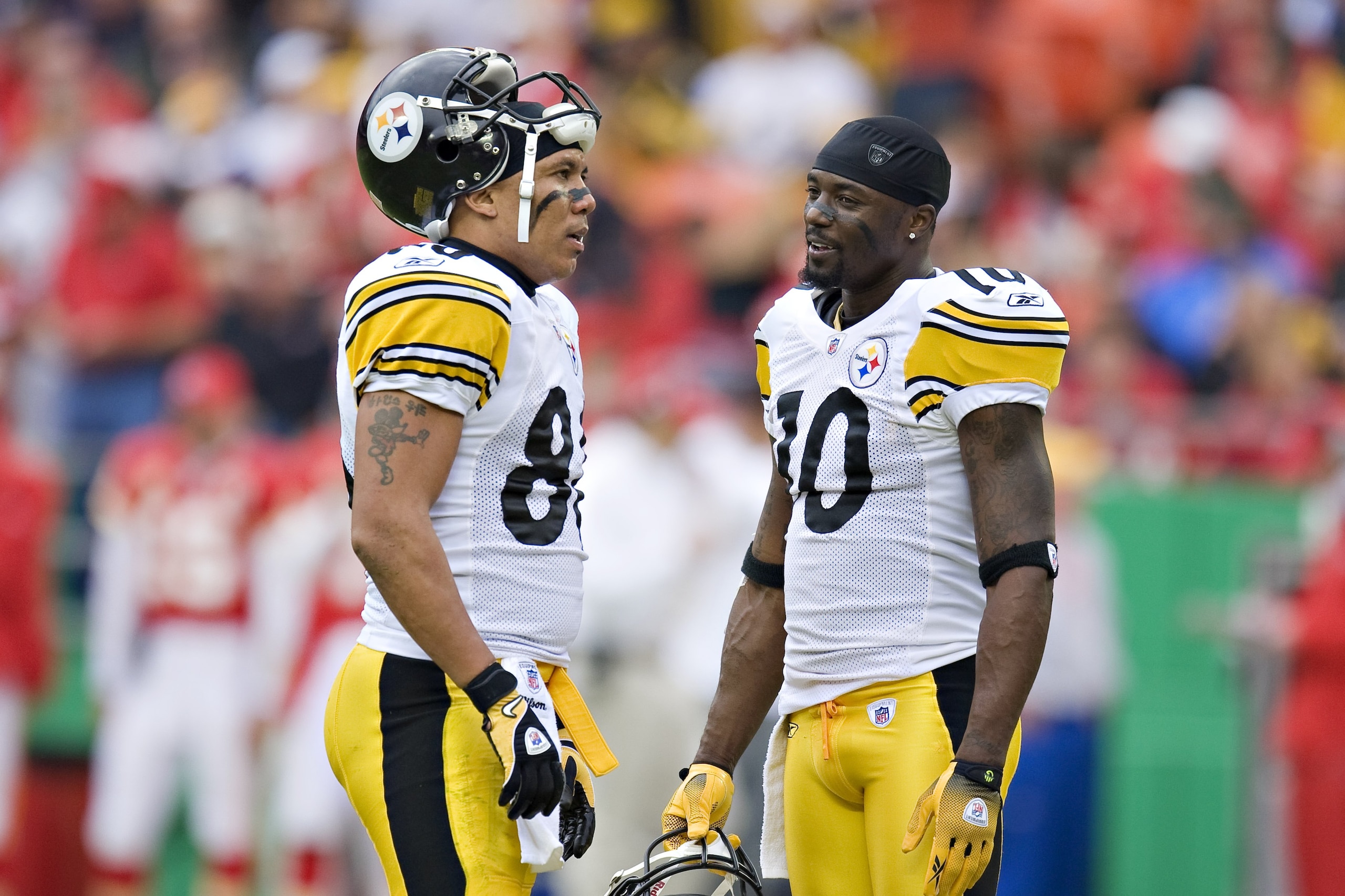 KANSAS CITY, MO - NOVEMBER 22:  Wide receivers Santonio Holmes #10 and Hines Ward #86 of the Pittsburgh Steelers talk on the field together during NFL action against the Kansas City Chiefs at Arrowhead Stadium on November 22, 2009 in Kansas City, Missouri