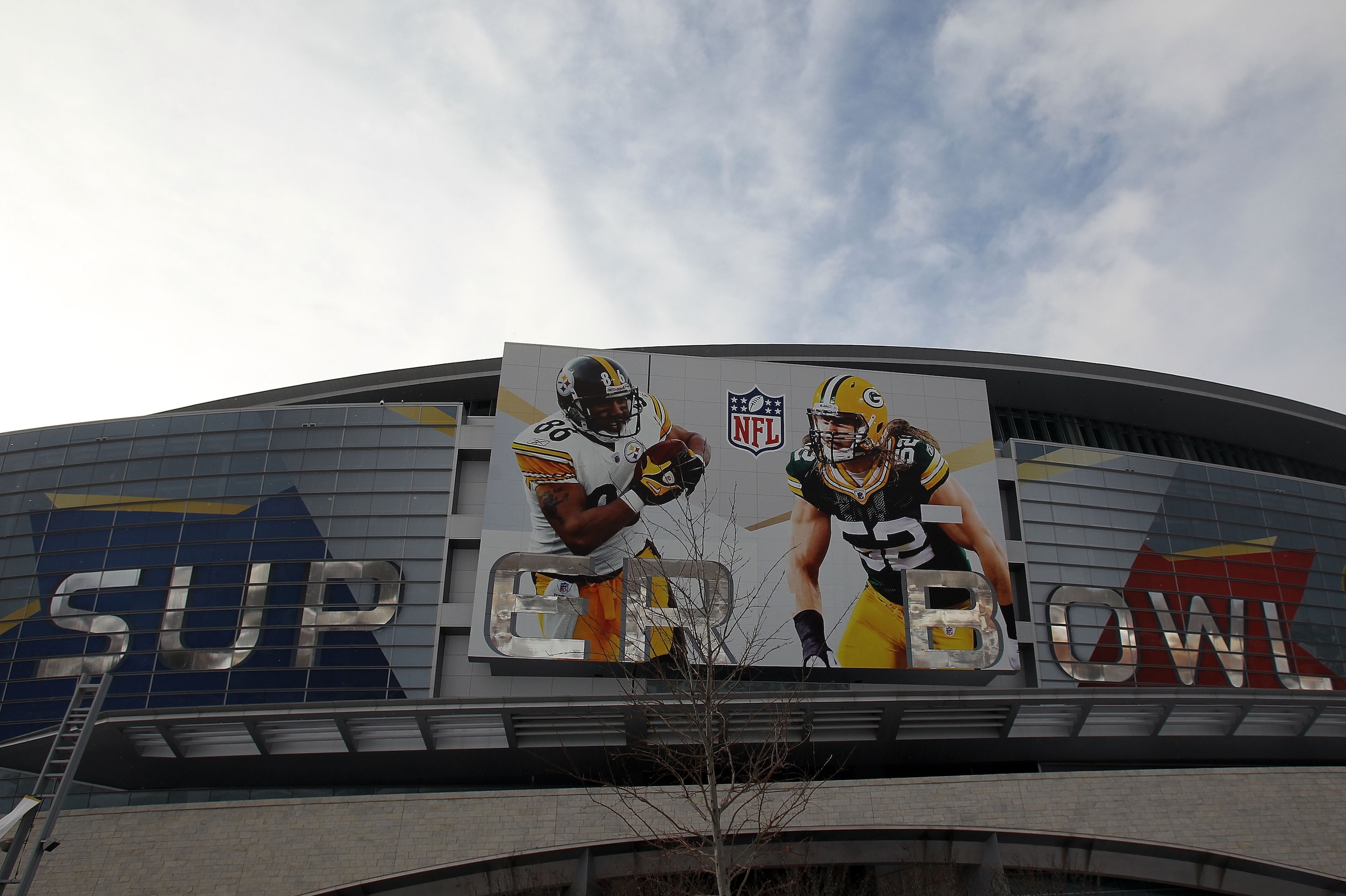 ARLINGTON, TX - FEBRUARY 01: A view of Cowboys Stadium with outside before Super Bowl XLV Media Day on February 1, 2011 in Arlington, Texas. The Dallas area was hit with winter weather late yesterday evening causing road and school closures in the area. ARLINGTON, TX - FEBRUARY 01: A view of Cowboys Stadium with outside before Super Bowl XLV Media Day on February 1, 2011 in Arlington, Texas. The Dallas area was hit with winter weather late yesterday evening causing road and school closures in the area.