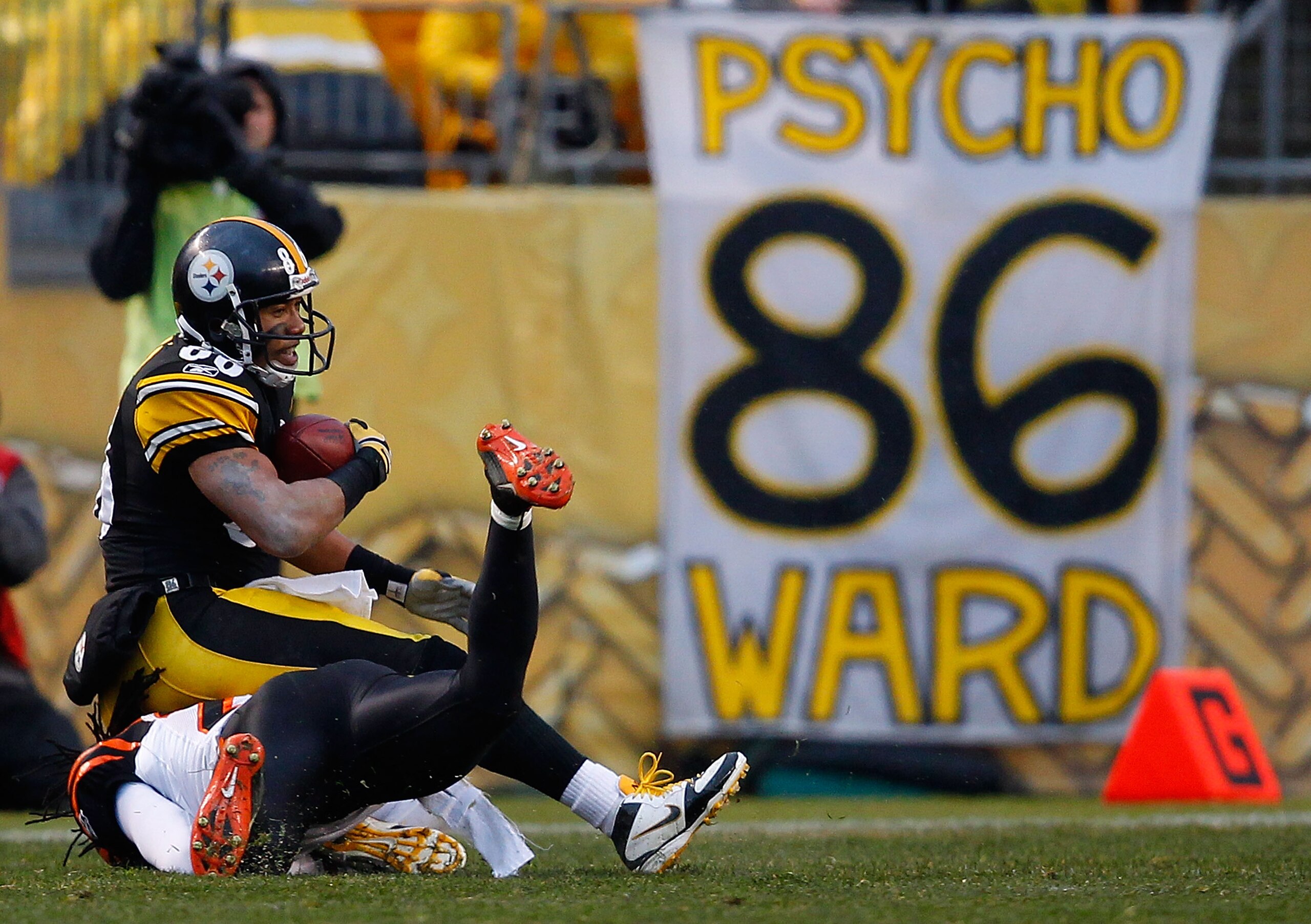 PITTSBURGH - DECEMBER 12:  Hines Ward #86 of the Pittsburgh Steelers catches a pass in front of Johnathan Wade #26 of the Cincinnati Bengals during the game on December 12, 2010 at Heinz Field in Pittsburgh, Pennsylvania.  (Photo by Jared Wickerham/Getty