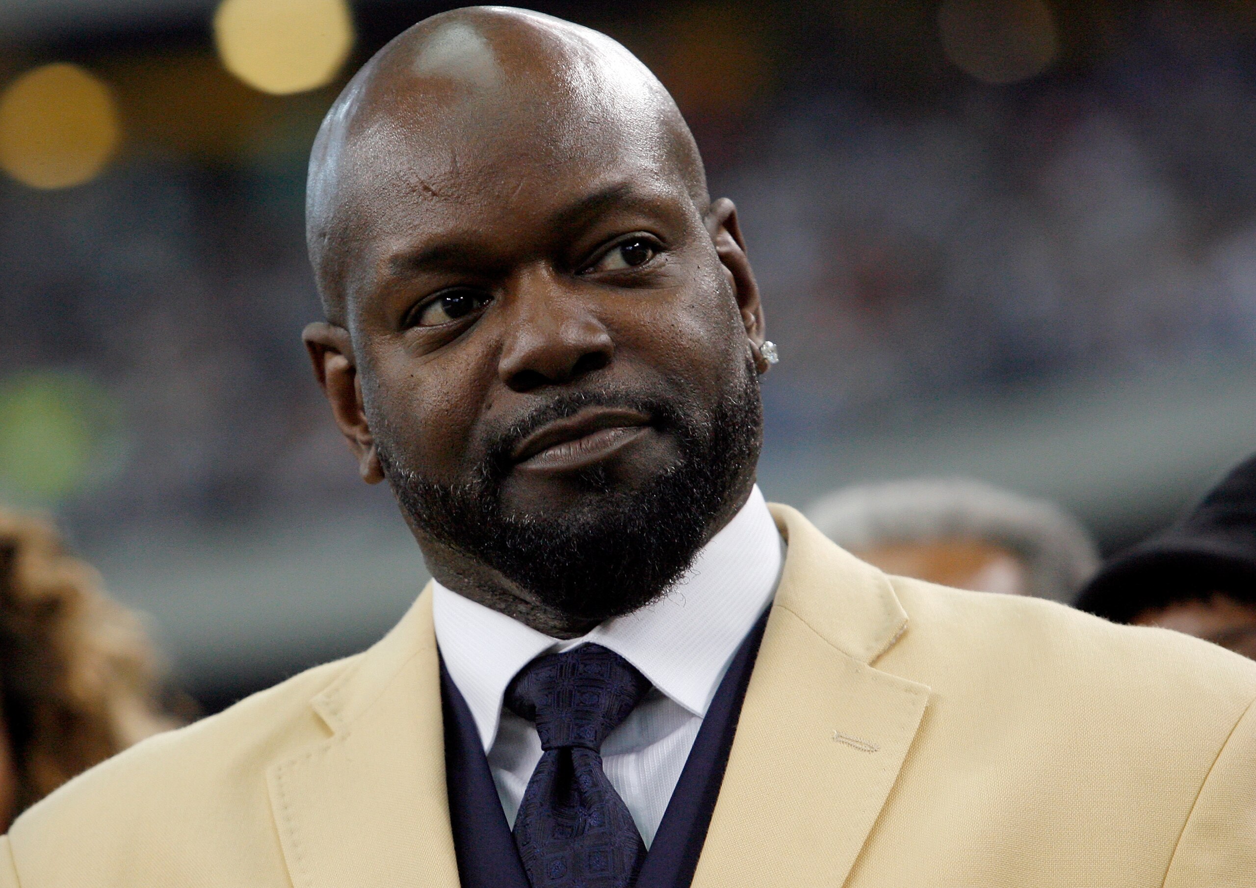 ARLINGTON, TX - NOVEMBER 21: Former Dallas Cowboys running back Emmitt Smith as Smith prepares to receive his Hall of Fame ring during a halftime ceremony at Cowboys Stadium on November 21, 2010 in Arlington, Texas. (Photo by Tom Pennington/Getty Images ARLINGTON, TX - NOVEMBER 21: Former Dallas Cowboys running back Emmitt Smith as Smith prepares to receive his Hall of Fame ring during a halftime ceremony at Cowboys Stadium on November 21, 2010 in Arlington, Texas. (Photo by Tom Pennington/Getty Images