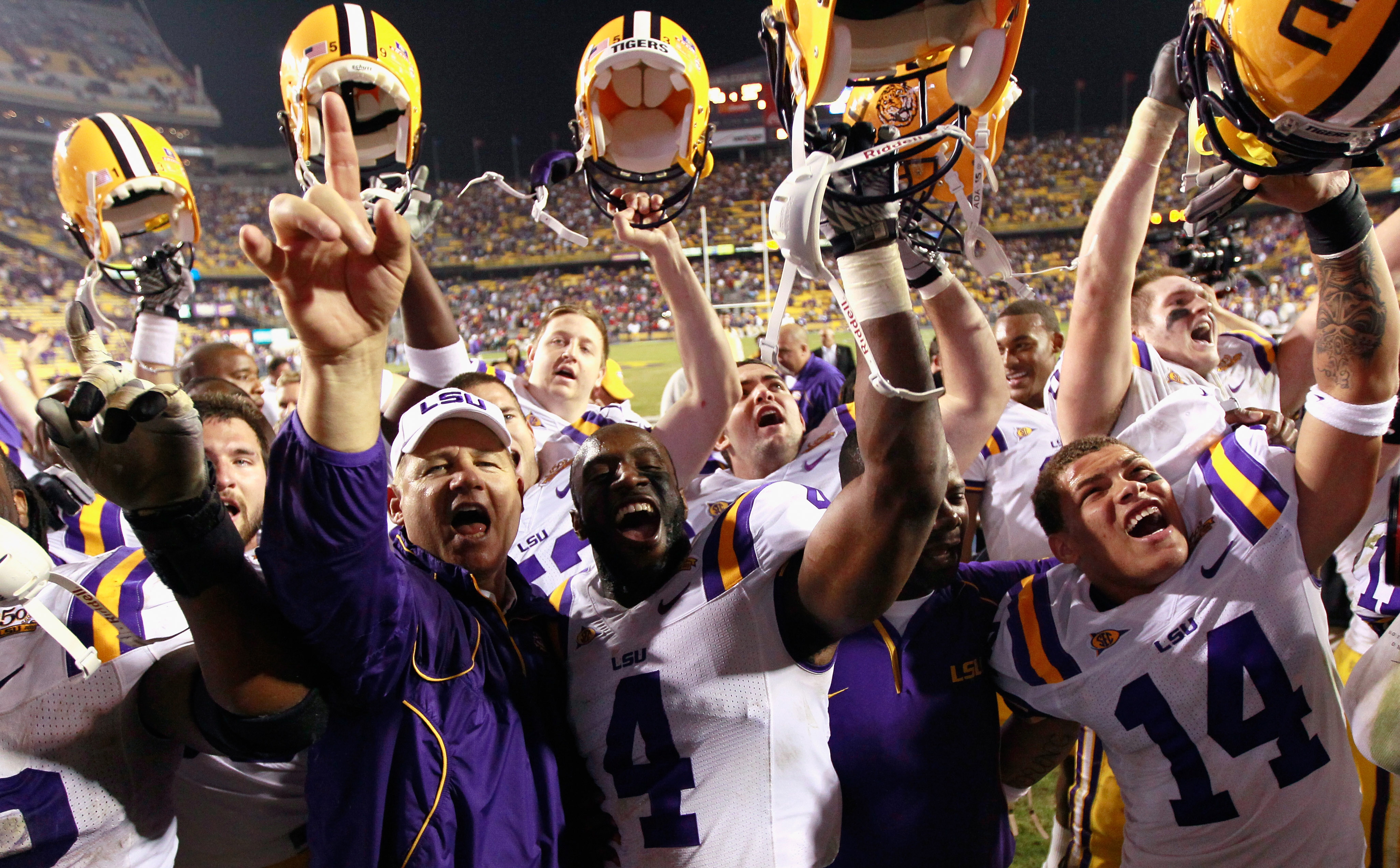 BATON ROUGE, LA - NOVEMBER 20:  Head coach Les Miles and the Louisiana State University Tigers celebrate after their 43-36 win over the Ole Miss Rebels at Tiger Stadium on November 20, 2010 in Baton Rouge, Louisiana.  (Photo by Kevin C. Cox/Getty Images)
